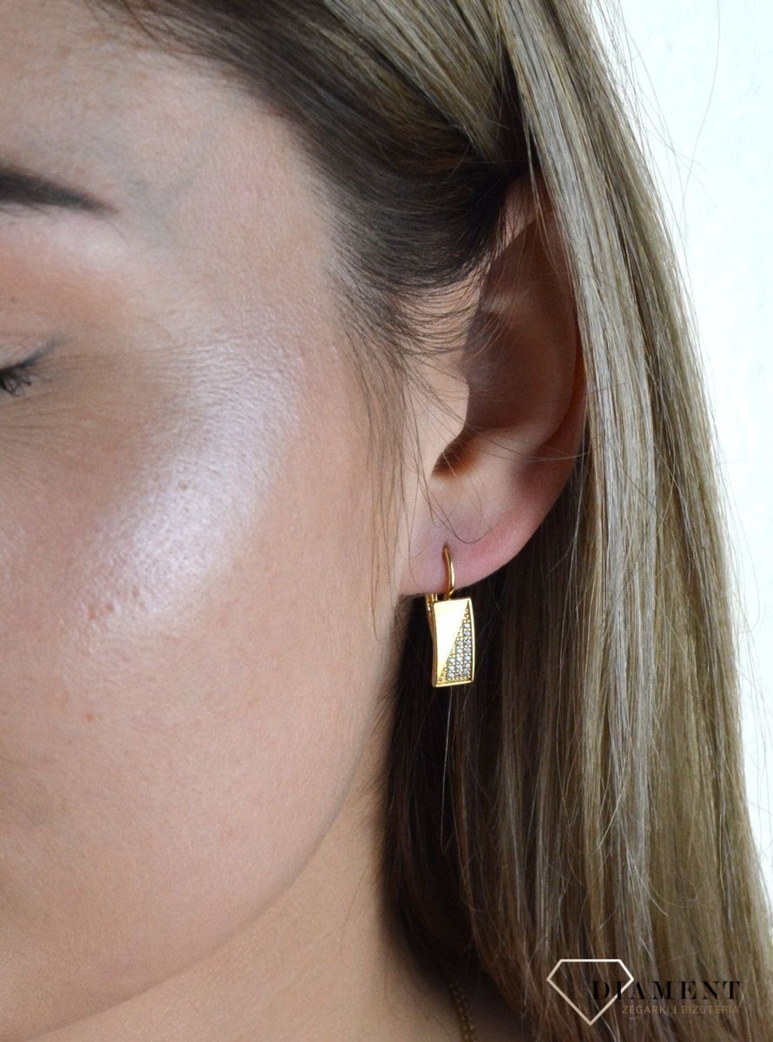 Złote kolczyki 375 wiszące prostokąty z cyrkoniami DIA-KLC-7762-375. Kolczyki z wygodnym zapięciem bigiel angielski- bardzo wygodne i klasyczne zapięcie. Kolczyki można połączyć z pozostała biżuterią i stworzyć modne sety. Kol.jpg