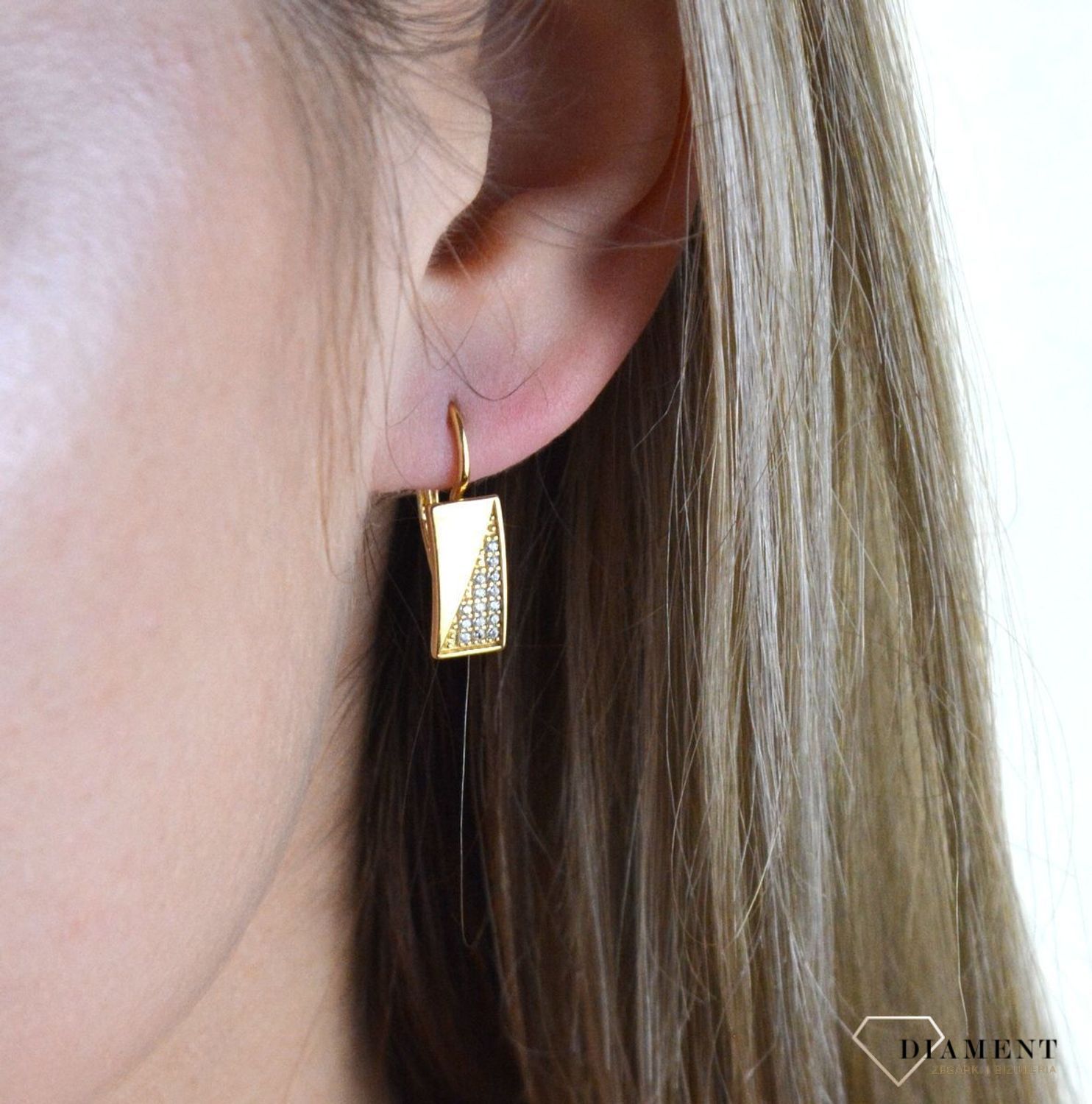 Złote kolczyki 375 wiszące prostokąty z cyrkoniami DIA-KLC-7762-375. Kolczyki z wygodnym zapięciem bigiel angielski- bardzo wygodne i klasyczne zapięcie. Kolczyki można połączyć z pozostała biżuterią i stworzyć modne sety. Kol.jpg