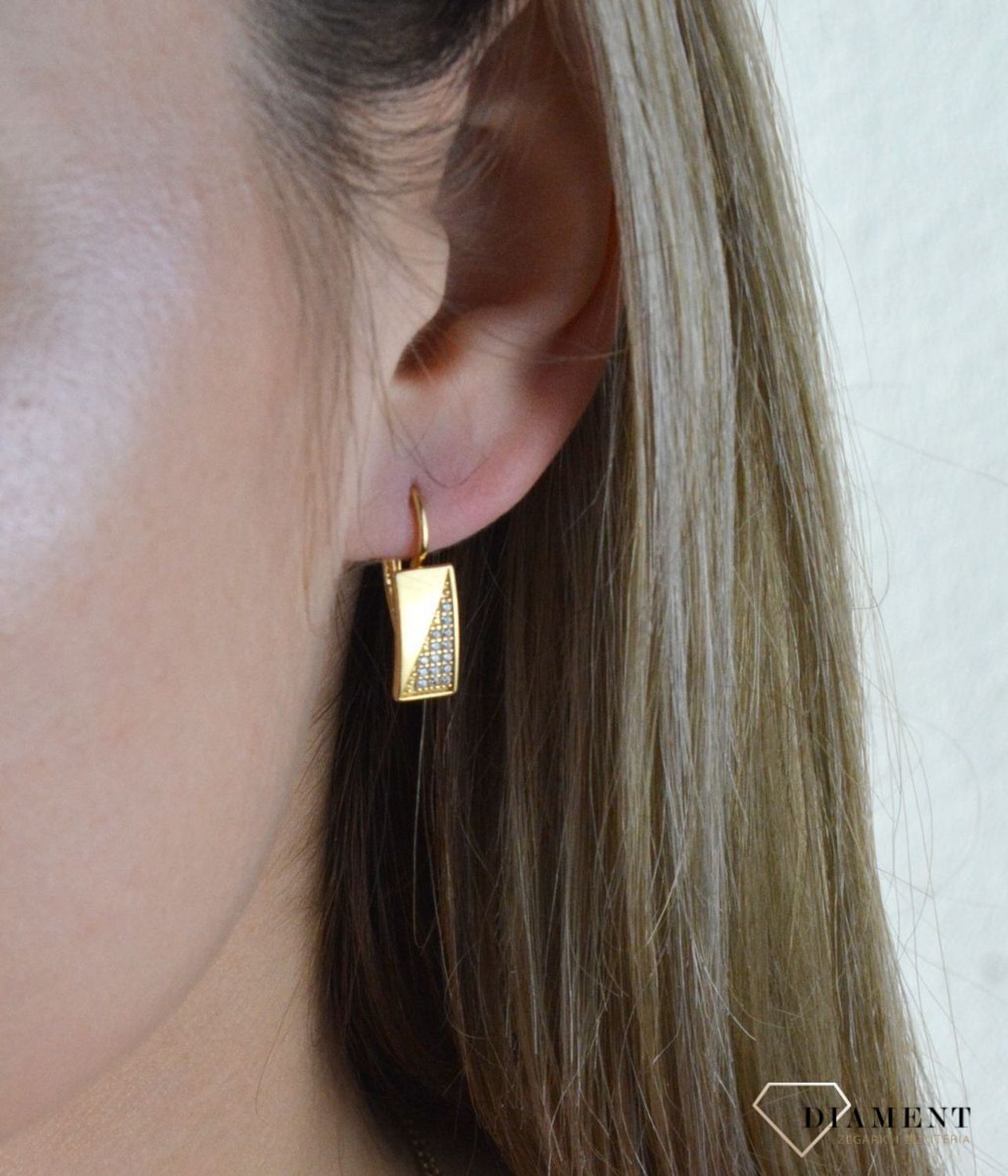 Złote kolczyki 375 wiszące prostokąty z cyrkoniami DIA-KLC-7762-375. Kolczyki z wygodnym zapięciem bigiel angielski- bardzo wygodne i klasyczne zapięcie. Kolczyki można połączyć z pozostała biżuterią i stworzyć modne sety. Kol.jpg