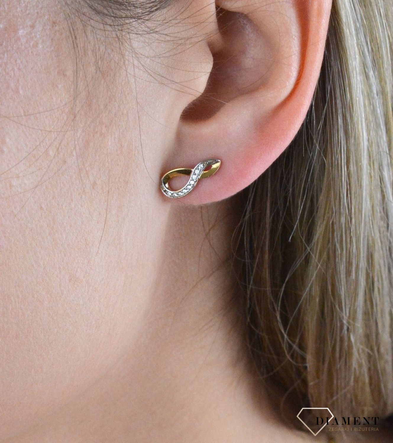 Złote kolczyki 375 znak nieskończoności DIA-KLC-7763-375.  Tego typu kolczyki, pięknie się będą prezentowały same lub w zestawieniu z inną biżuterią.  Kolczyki pięknie sprawdzą się jako prezent i staną się pamiątką na długie l.jpg