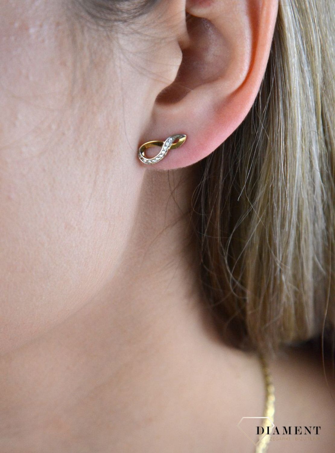 Złote kolczyki 375 znak nieskończoności DIA-KLC-7763-375.  Tego typu kolczyki, pięknie się będą prezentowały same lub w zestawieniu z inną biżuterią.  Kolczyki pięknie sprawdzą się jako prezent i staną się pamiątką na długie l.jpg