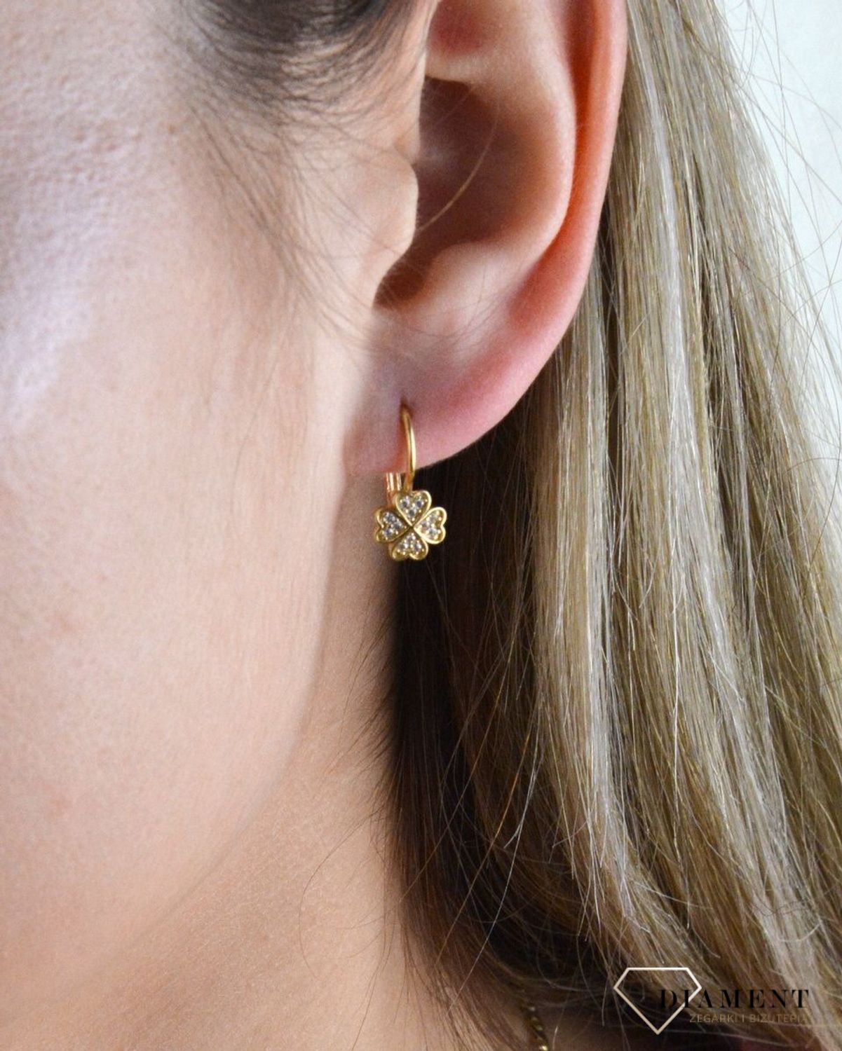 Złote kolczyki 375 wiszące kwiatki wypełnione drobnymi cyrkoniami DIA-KLC-7765-375. Złote kolczyki wykonane z najwyższej jakości żółtego złota, próba 375, waga około 1,95 gram. Kolczyki w minimalistycznym stylu, wpisujące się.jpg