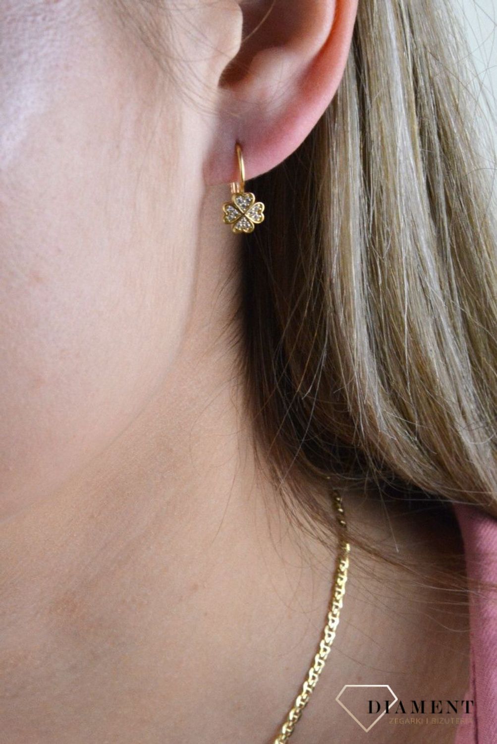 Złote kolczyki 375 wiszące kwiatki wypełnione drobnymi cyrkoniami DIA-KLC-7765-375. Złote kolczyki wykonane z najwyższej jakości żółtego złota, próba 375, waga około 1,95 gram. Kolczyki w minimalistycznym stylu, wpisujące się.jpg
