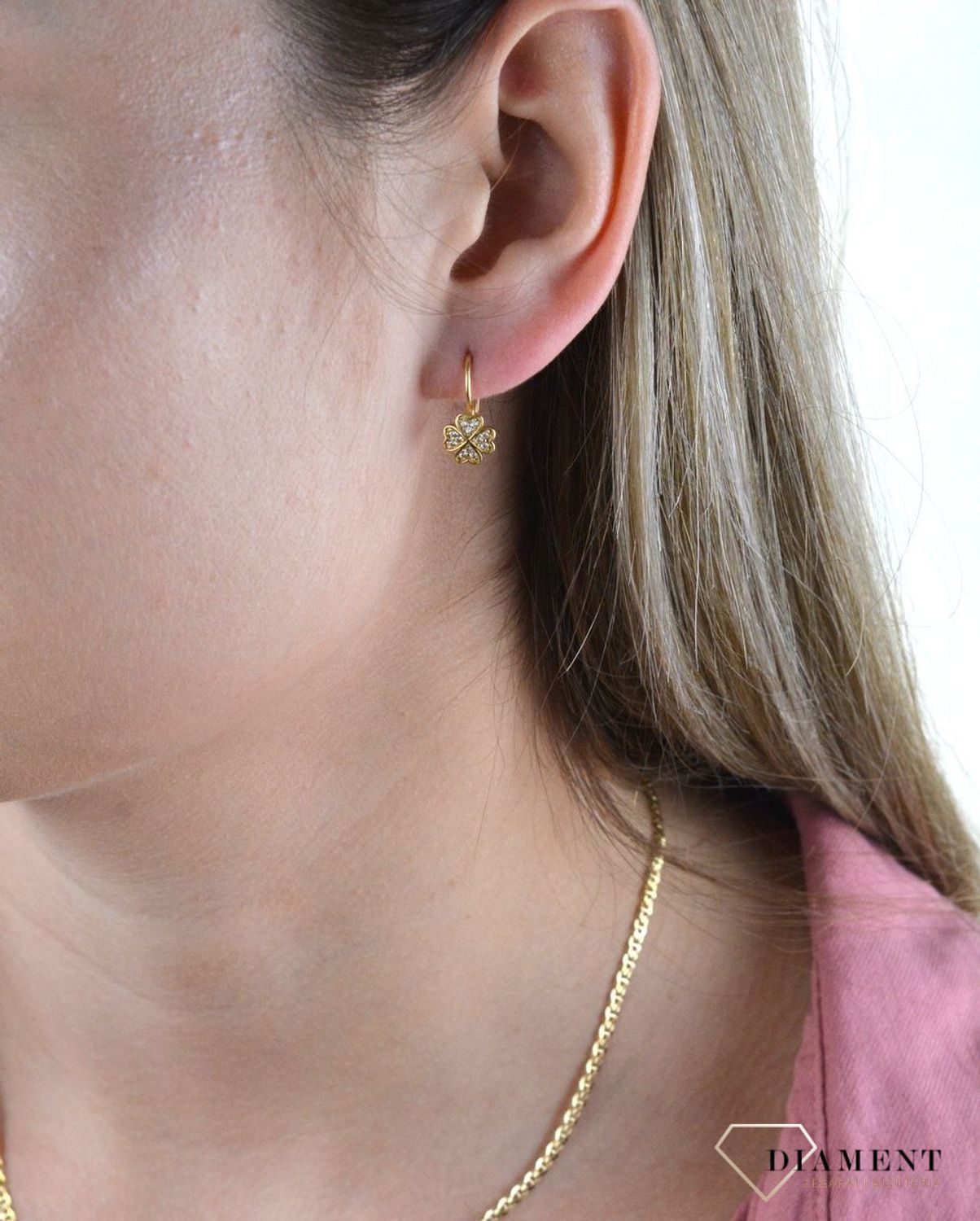 Złote kolczyki 375 wiszące kwiatki wypełnione drobnymi cyrkoniami DIA-KLC-7765-375. Złote kolczyki wykonane z najwyższej jakości żółtego złota, próba 375, waga około 1,95 gram. Kolczyki w minimalistycznym stylu, wpisujące się.jpg