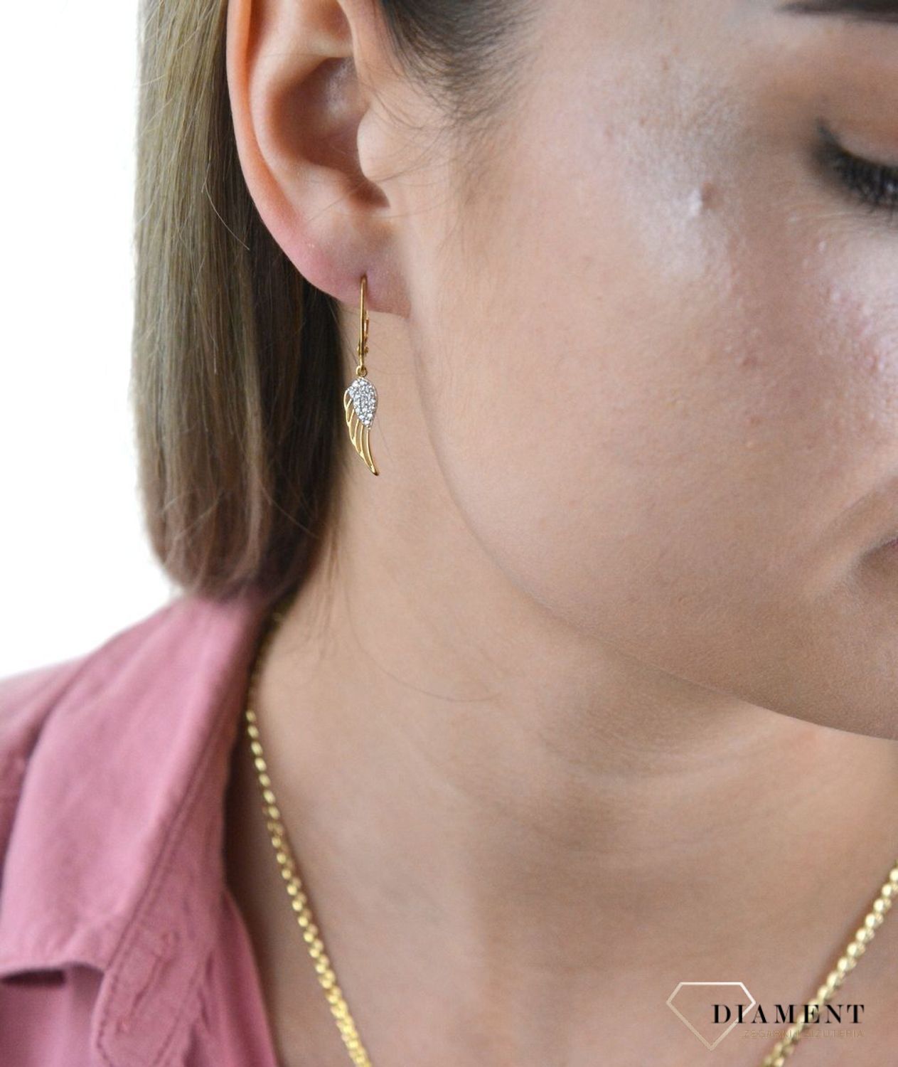 Złote kolczyki 375 wiszące skrzydełka ozdobione cyrkoniami DIA-KLC-7766-375. Kolczyki w minimalistycznym stylu, wpisujące się w obecne trendy modowe. Delikatna forma, najwyższej jakości złota to idealne uzupełnienie eleganckic.jpg