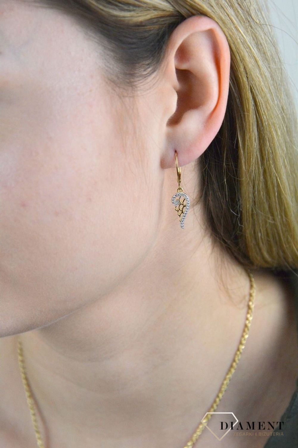 Złote kolczyki 375 wiszące skrzydełka DIA-KLC-7767-375.  Kolczyki z wygodnym zapięciem bigiel angielski- bardzo wygodne i klasyczne zapięcie. Kolczyki można połączyć z pozostała biżuterią i stworzyć modne sety. Kolczyki zosta.jpg