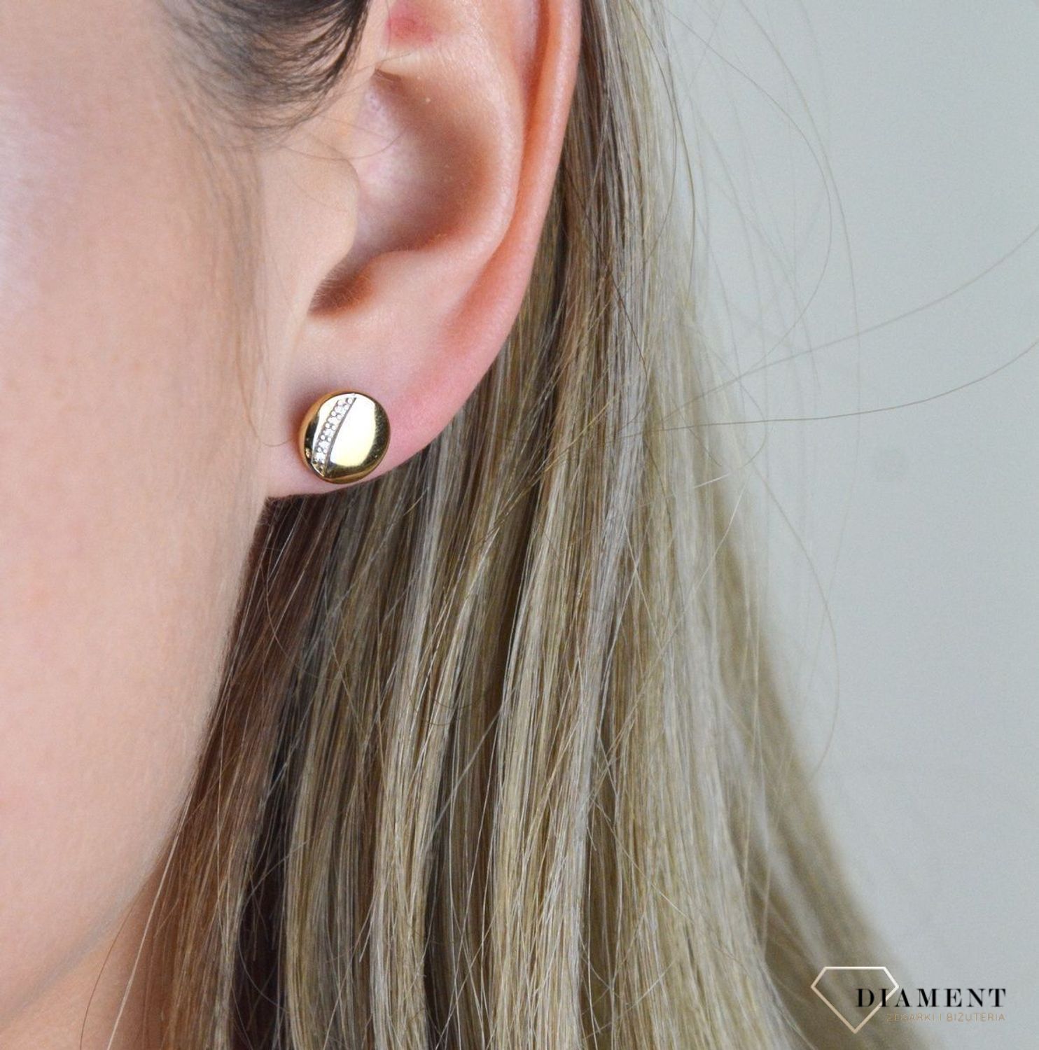 Złote kolczyki 375 pełne kółeczka z cyrkoniami DIA-KLC-7769-375. . Sprawdzą się jako prezent dla ukochanej kobiety, przez swój kształt i symbolikę która wskazuję miłość. Mogą również sprawić przyjemność córce, przyjaciółce lub.jpg