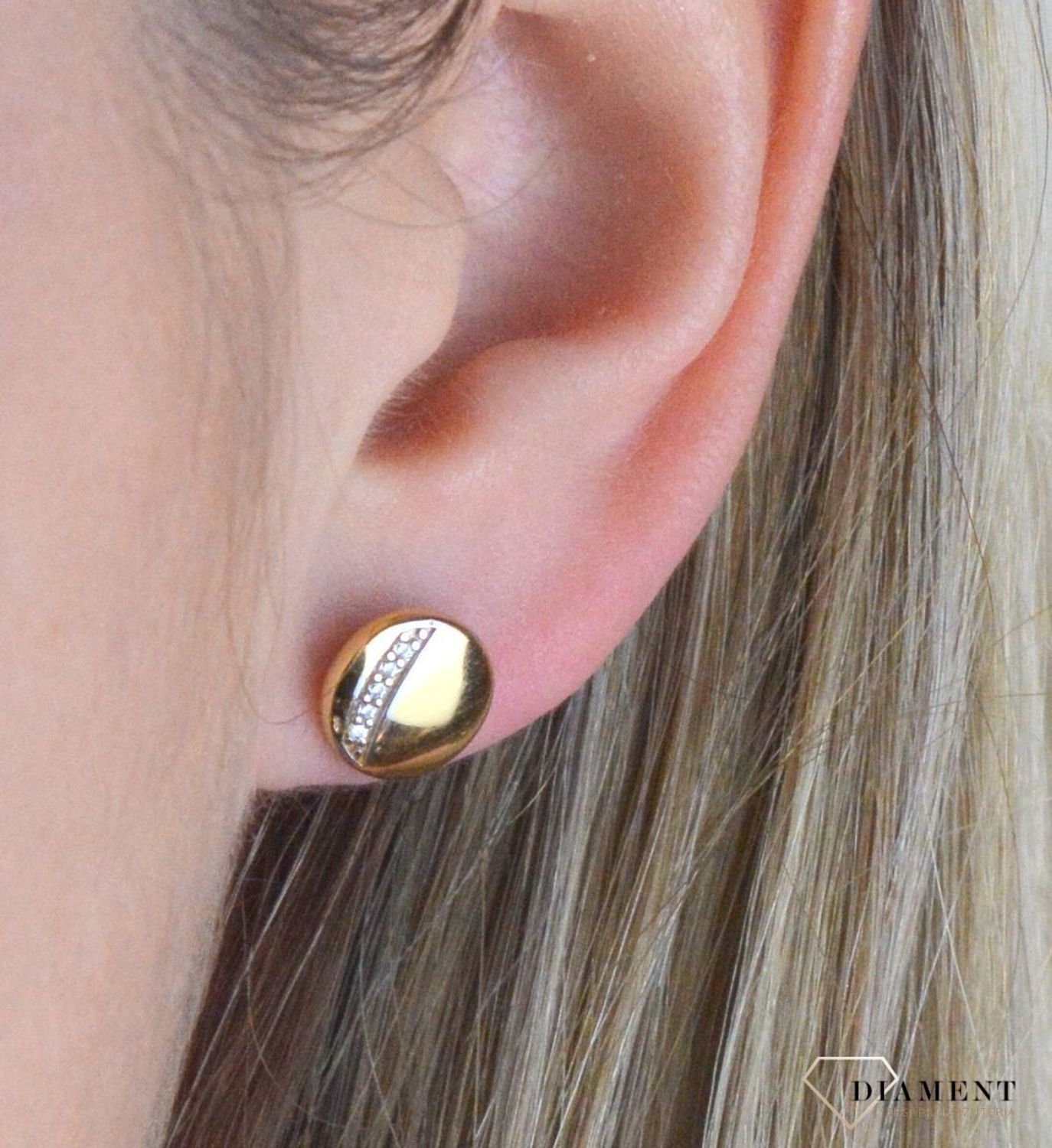 Złote kolczyki 375 pełne kółeczka z cyrkoniami DIA-KLC-7769-375. . Sprawdzą się jako prezent dla ukochanej kobiety, przez swój kształt i symbolikę która wskazuję miłość. Mogą również sprawić przyjemność córce, przyjaciółce lub.jpg