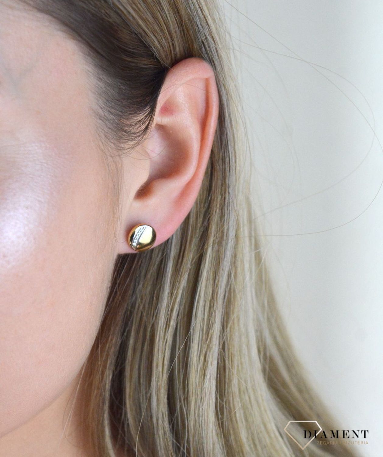 Złote kolczyki 375 pełne kółeczka z cyrkoniami DIA-KLC-7769-375. . Sprawdzą się jako prezent dla ukochanej kobiety, przez swój kształt i symbolikę która wskazuję miłość. Mogą również sprawić przyjemność córce, przyjaciółce lub.jpg