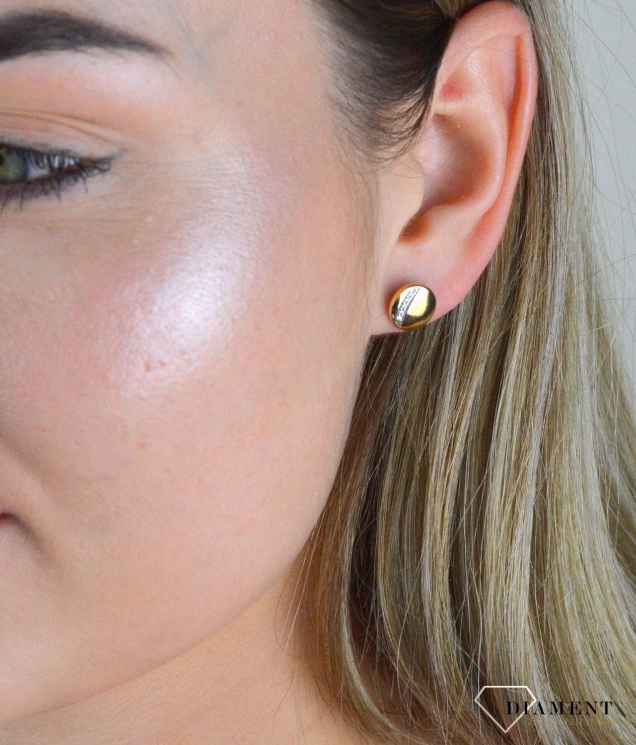 Złote kolczyki 375 pełne kółeczka z cyrkoniami DIA-KLC-7769-375. . Sprawdzą się jako prezent dla ukochanej kobiety, przez swój kształt i symbolikę która wskazuję miłość. Mogą również sprawić przyjemność córce, przyjaciółce lub.jpg