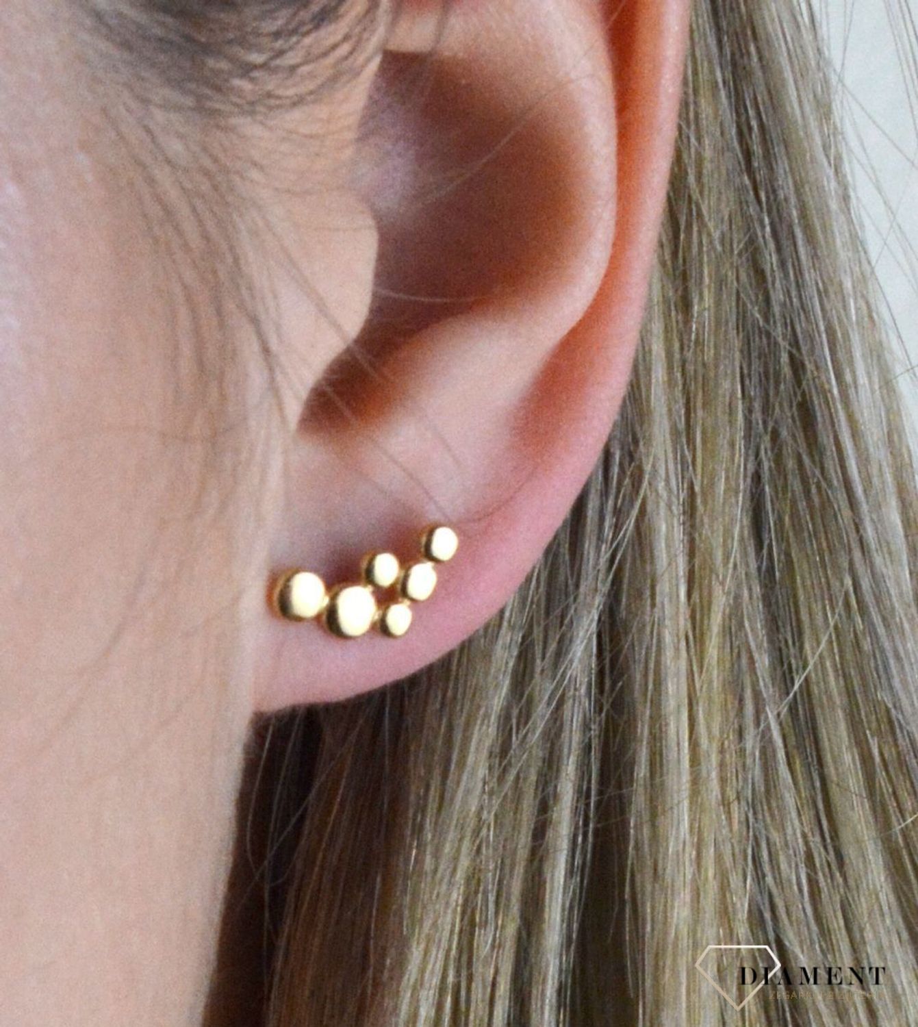 Złote kolczyki 375 wzór połączonych kropek DIA-KLC-7770-375. Minimalistyczna biżuteria zapinana na wygodne zapięcie na sztyft, doda subtelnego blasku stworzonej stylizacji. Tego typu kolczyki, pięknie się będą prezentowały sam.jpg