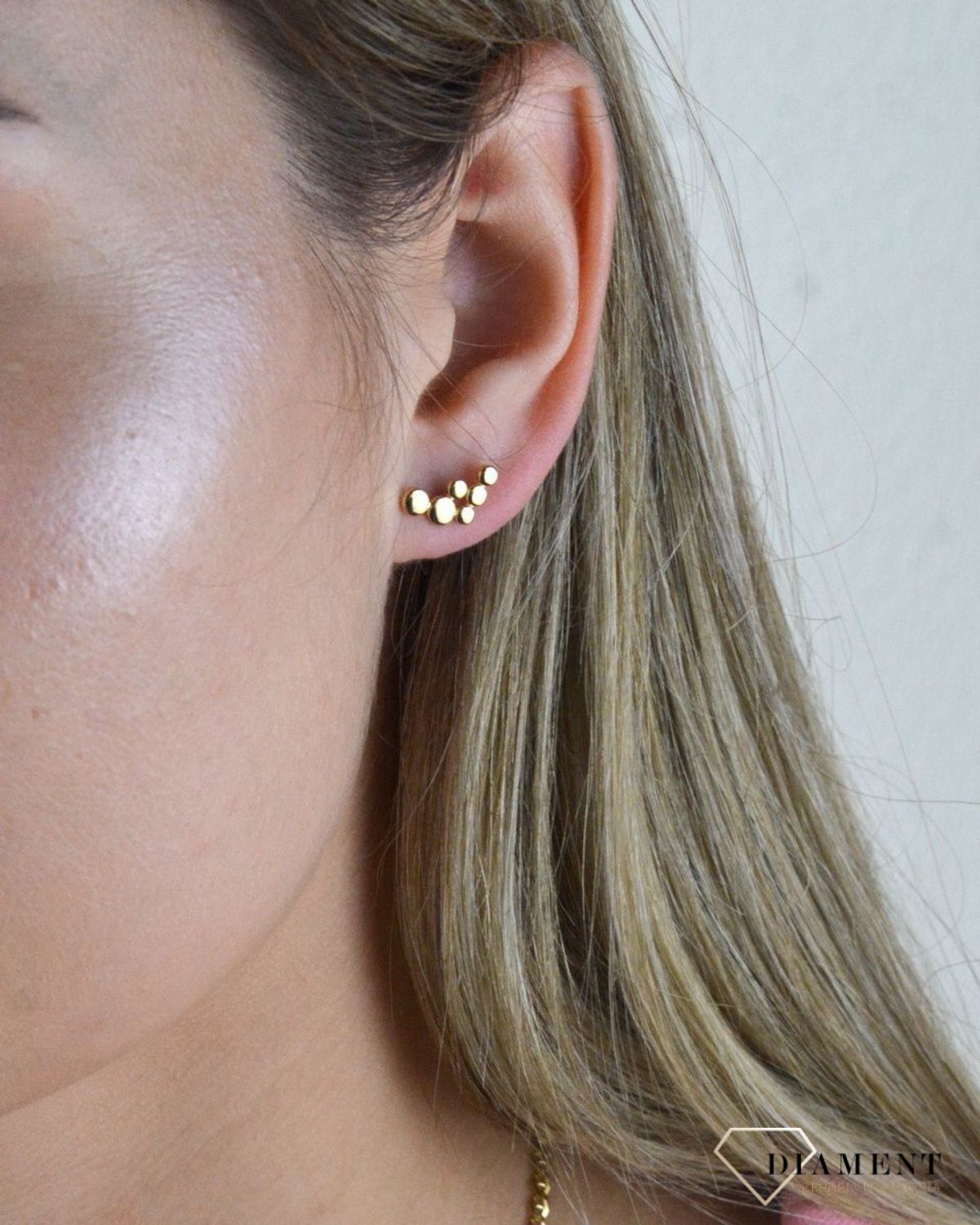 Złote kolczyki 375 wzór połączonych kropek DIA-KLC-7770-375. Minimalistyczna biżuteria zapinana na wygodne zapięcie na sztyft, doda subtelnego blasku stworzonej stylizacji. Tego typu kolczyki, pięknie się będą prezentowały sam.jpg