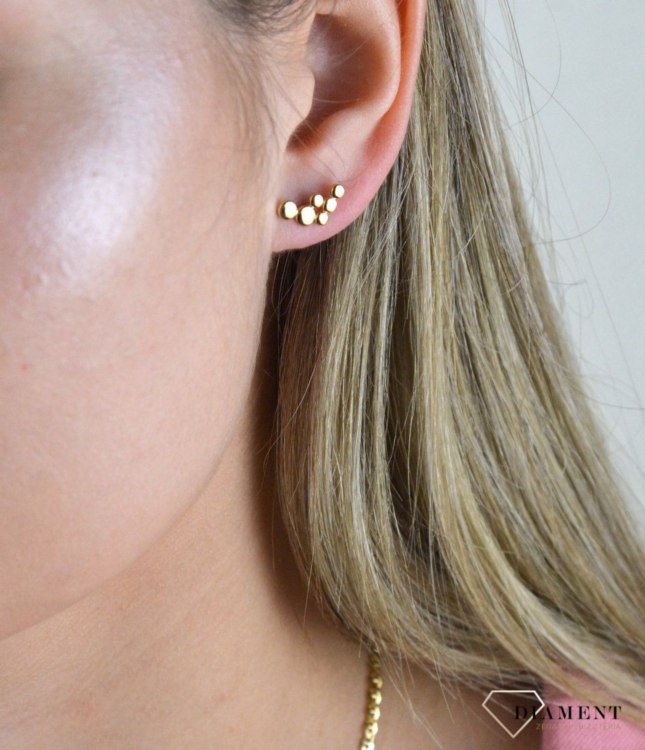 Złote kolczyki 375 wzór połączonych kropek DIA-KLC-7770-375. Minimalistyczna biżuteria zapinana na wygodne zapięcie na sztyft, doda subtelnego blasku stworzonej stylizacji. Tego typu kolczyki, pięknie się będą prezentowały sam.jpg