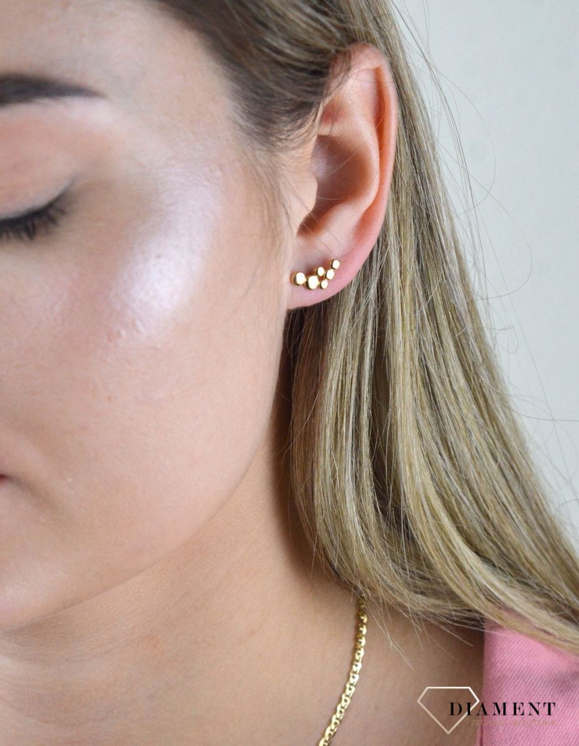 Złote kolczyki 375 wzór połączonych kropek DIA-KLC-7770-375. Minimalistyczna biżuteria zapinana na wygodne zapięcie na sztyft, doda subtelnego blasku stworzonej stylizacji. Tego typu kolczyki, pięknie się będą prezentowały sam.jpg