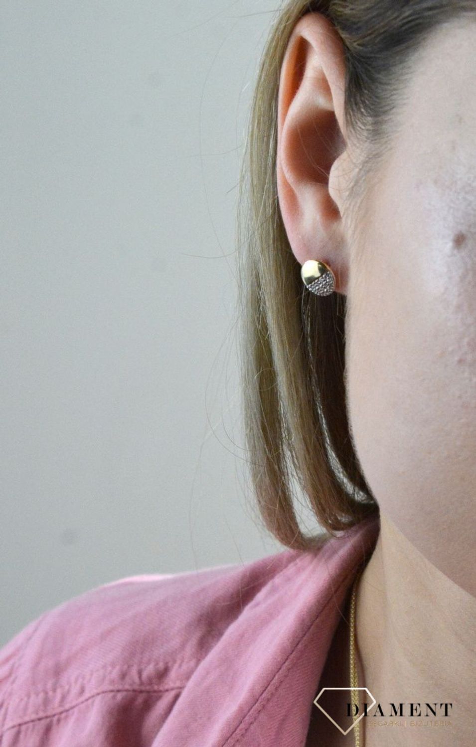 Złote kolczyki 375 okrągłe z cyrkoniami wkrętki DIA-KLC-7771-375Minimalistyczna biżuteria zapinana na wygodne zapięcie na sztyft, doda subtelnego blasku stworzonej stylizacji. Tego typu kolczyki, pięknie się będą prezentowały.jpg