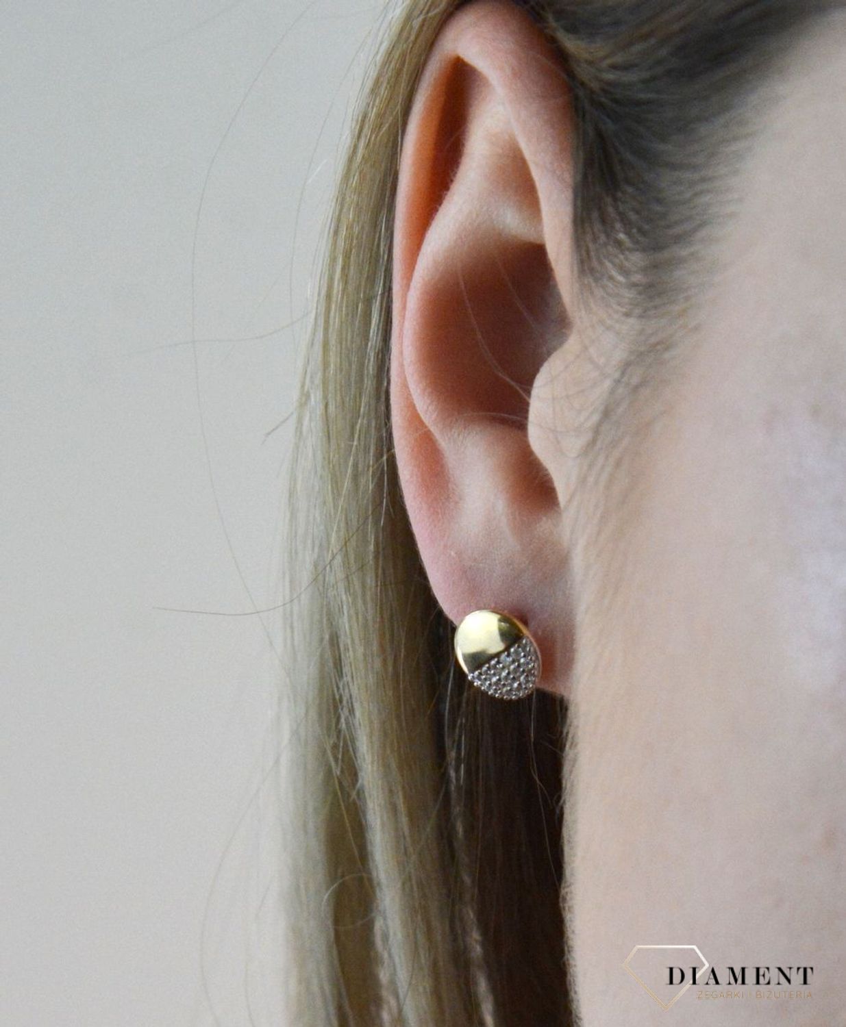 Złote kolczyki 375 okrągłe z cyrkoniami wkrętki DIA-KLC-7771-375Minimalistyczna biżuteria zapinana na wygodne zapięcie na sztyft, doda subtelnego blasku stworzonej stylizacji. Tego typu kolczyki, pięknie się będą prezentowały.jpg