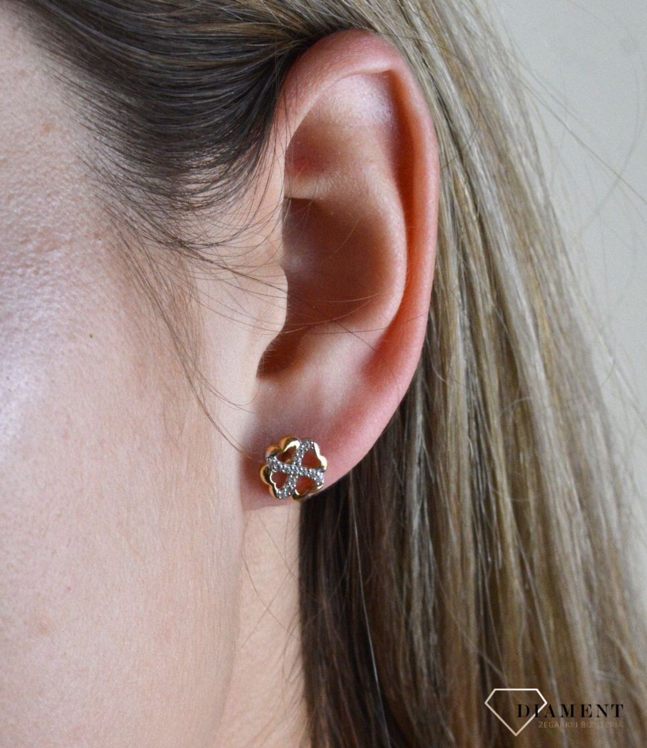 Złote kolczyki 375 kwiatki z cyrkoniami DIA-KLC-7772-375. Kolczyki pięknie sprawdzą się jako prezent i staną się pamiątką na długie lata. Kolczyki zostały wykonane z złota próba 375. Szerokość kolczyków wynosi 0,8 cm.jpg