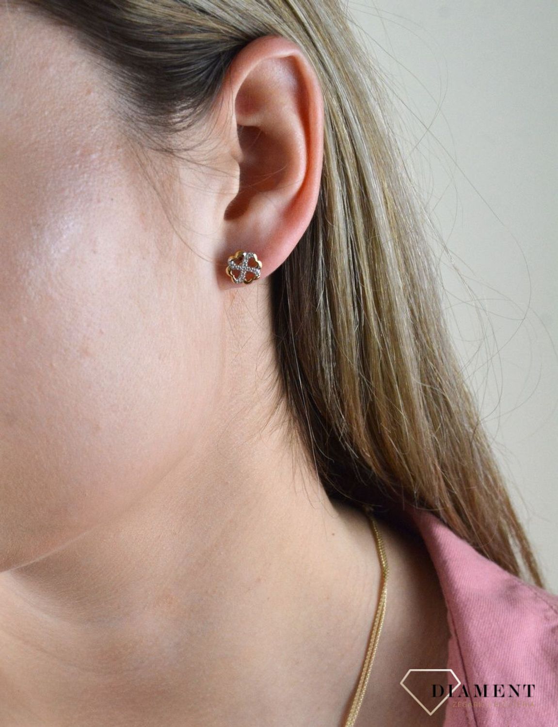 Złote kolczyki 375 kwiatki z cyrkoniami DIA-KLC-7772-375. Kolczyki pięknie sprawdzą się jako prezent i staną się pamiątką na długie lata. Kolczyki zostały wykonane z złota próba 375. Szerokość kolczyków wynosi 0,8 cm.jpg