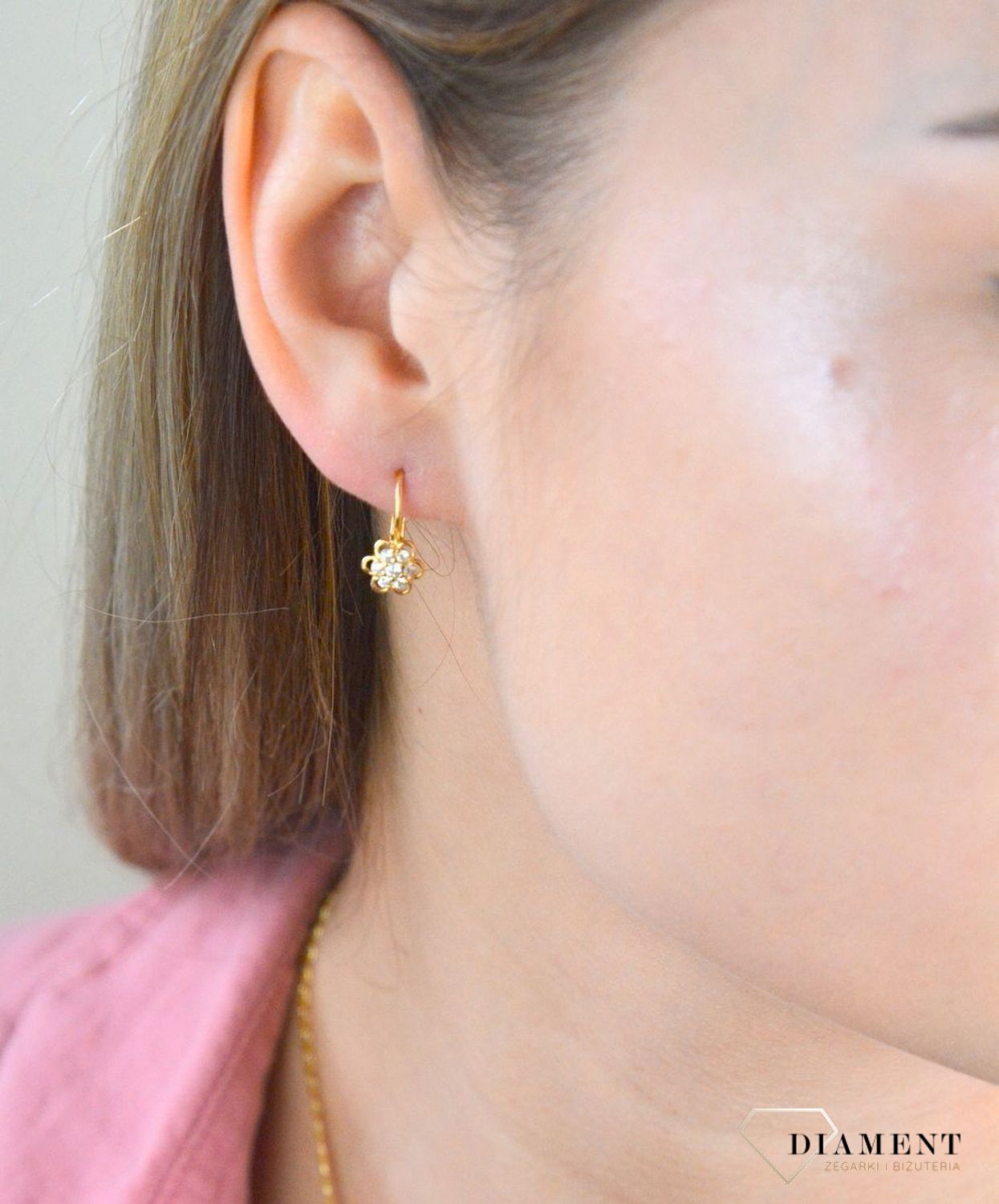 Złote kolczyki 375 kwiatki wiszące z cyrkoniami DIA-KLC-7773-375. Złote kolczyki wykonane z najwyższej jakości żółtego złota, próba 375, waga około 1,29 gram. Kolczyki w minimalistycznym stylu, wpisujące się w obecne trendy m.jpg
