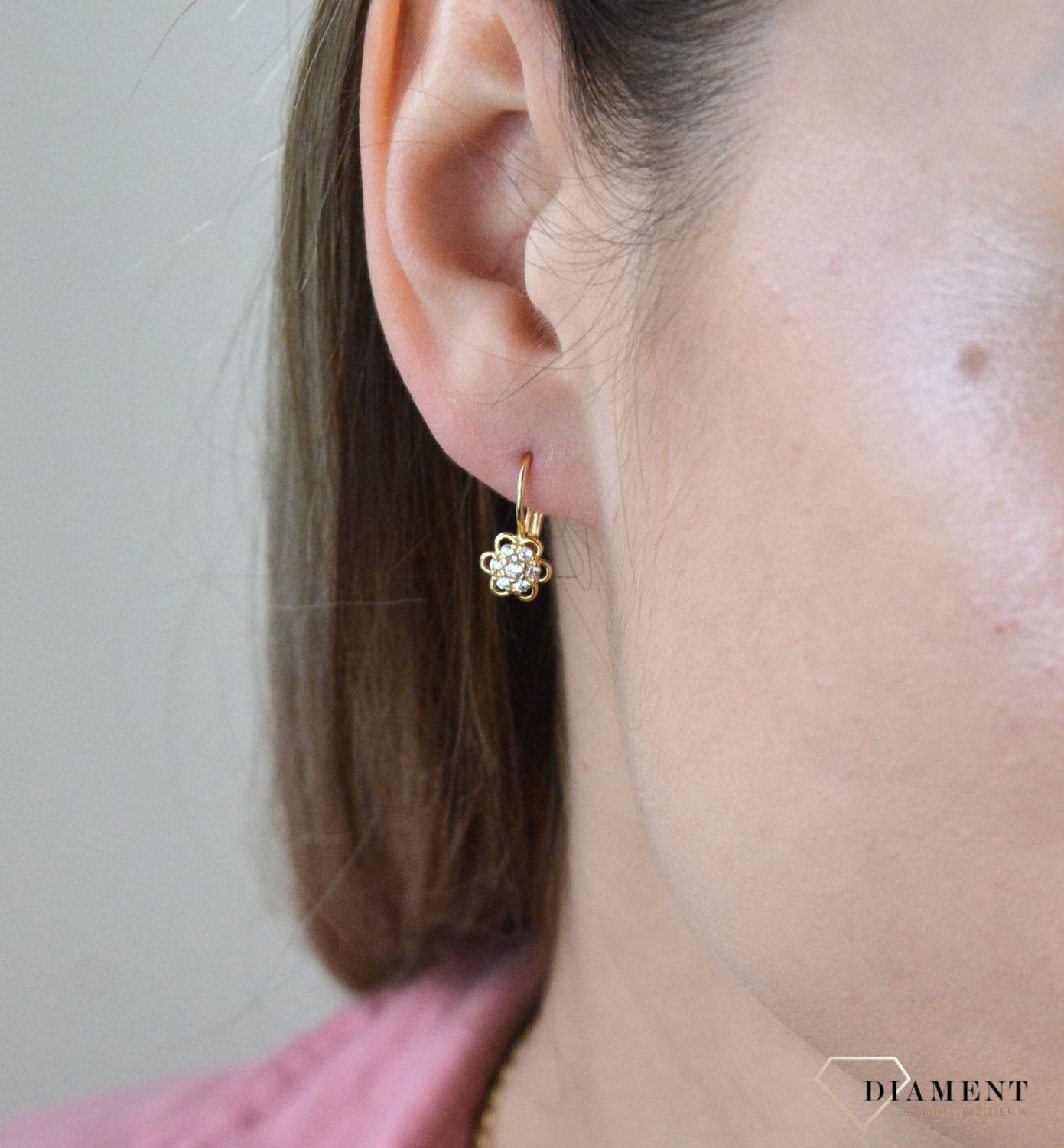 Złote kolczyki 375 kwiatki wiszące z cyrkoniami DIA-KLC-7773-375. Złote kolczyki wykonane z najwyższej jakości żółtego złota, próba 375, waga około 1,29 gram. Kolczyki w minimalistycznym stylu, wpisujące się w obecne trendy m.jpg
