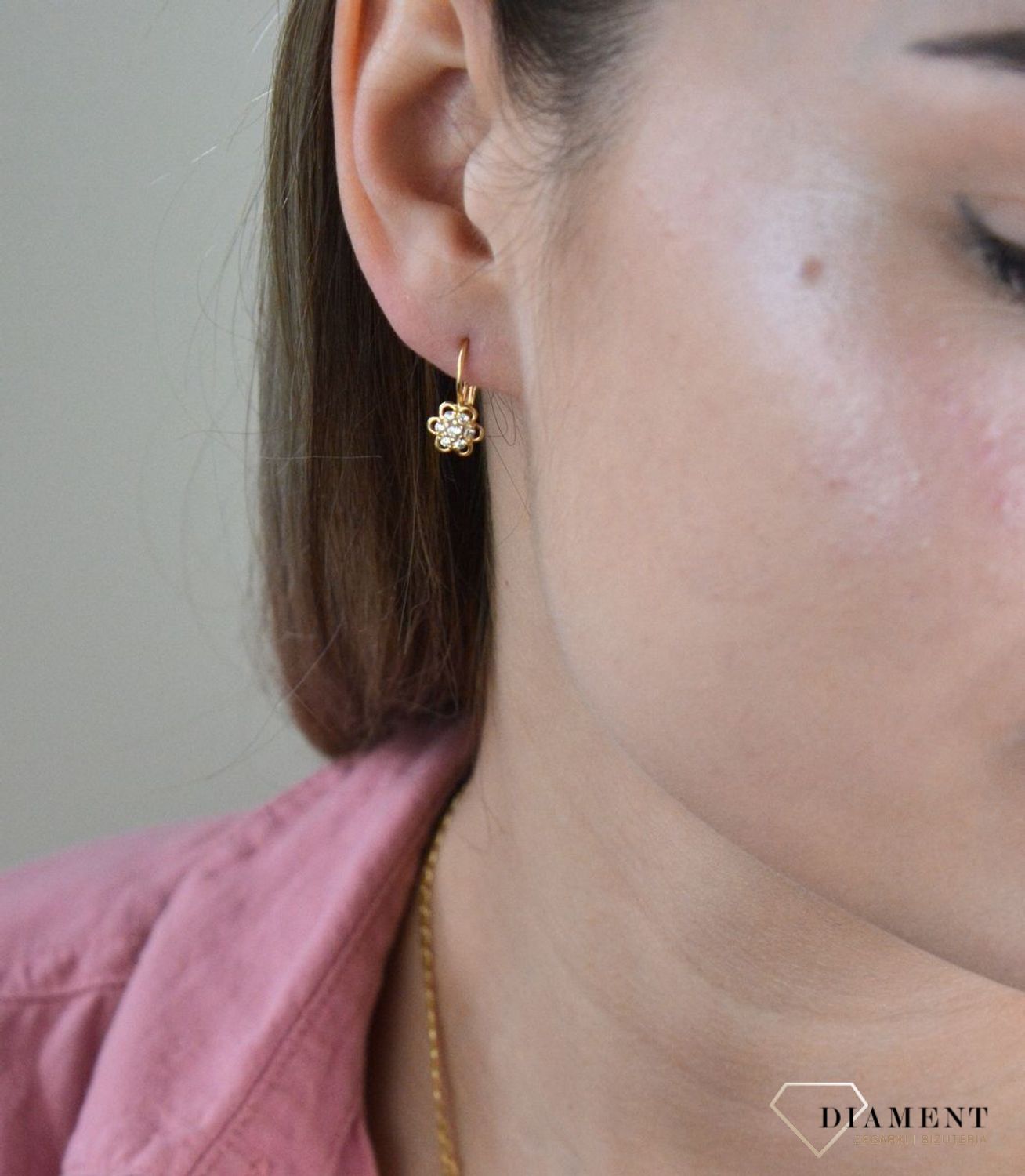 Złote kolczyki 375 kwiatki wiszące z cyrkoniami DIA-KLC-7773-375. Złote kolczyki wykonane z najwyższej jakości żółtego złota, próba 375, waga około 1,29 gram. Kolczyki w minimalistycznym stylu, wpisujące się w obecne trendy m.jpg
