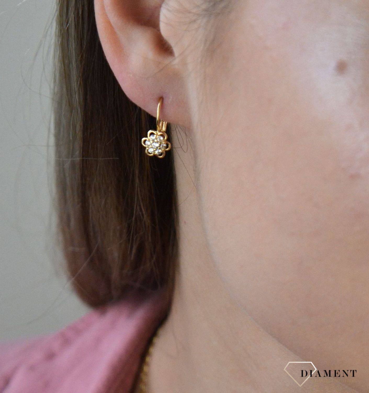 Złote kolczyki 375 kwiatki wiszące z cyrkoniami DIA-KLC-7773-375. Złote kolczyki wykonane z najwyższej jakości żółtego złota, próba 375, waga około 1,29 gram. Kolczyki w minimalistycznym stylu, wpisujące się w obecne trendy m.jpg