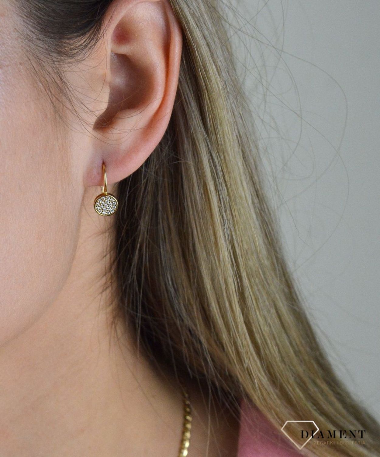 Złote kolczyki 375 kółka ozdobione cyrkonią DIA-KLC-7774-375. Złote kolczyki wykonane ze złota próby 375. Blask cyrkonii idealnie komponuje się z kolorem szlachetnego kruszcu, stanowiąc subtelne dopełnienie biżuterii. Idealne.jpg