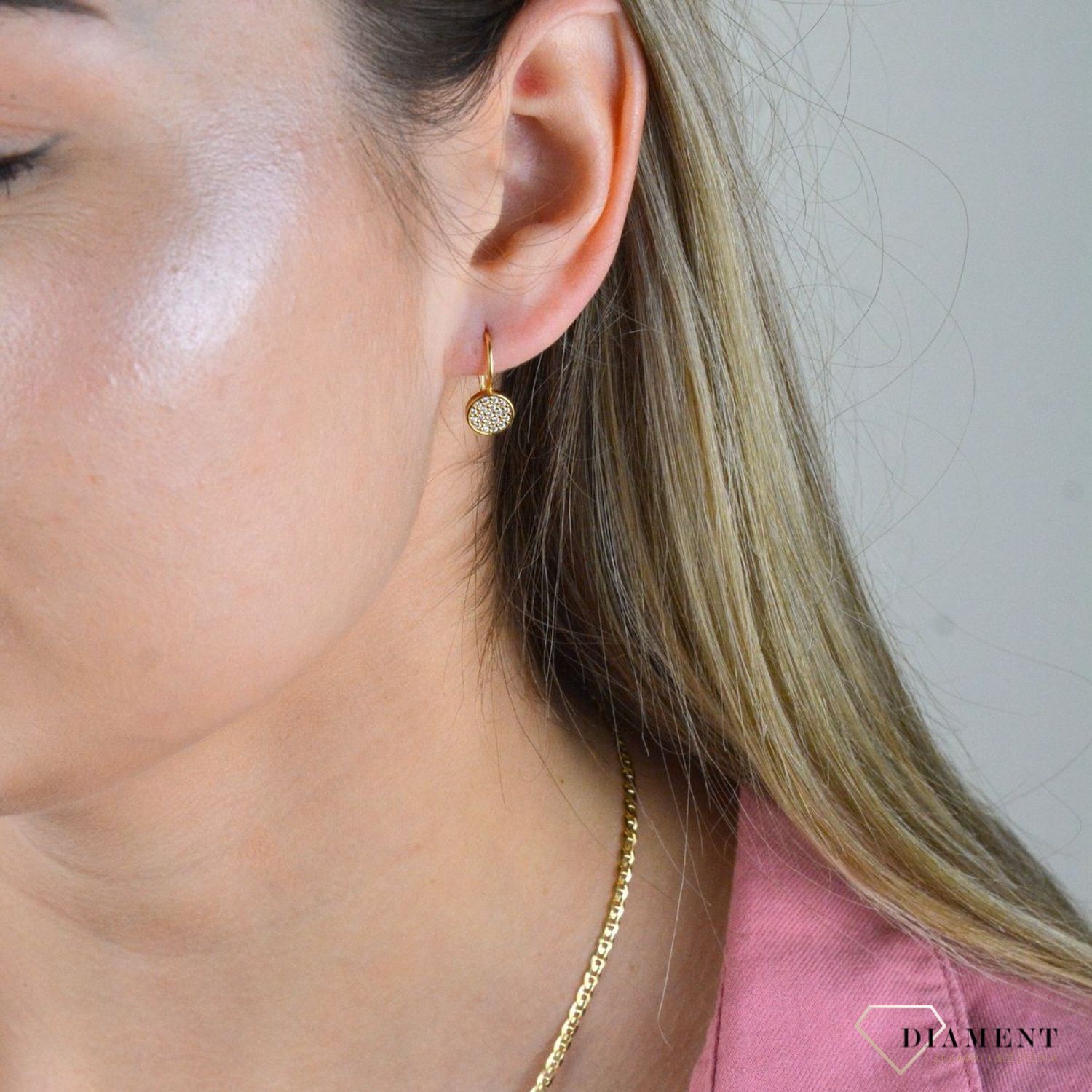 Złote kolczyki 375 kółka ozdobione cyrkonią DIA-KLC-7774-375. Złote kolczyki wykonane ze złota próby 375. Blask cyrkonii idealnie komponuje się z kolorem szlachetnego kruszcu, stanowiąc subtelne dopełnienie biżuterii. Idealne.jpg