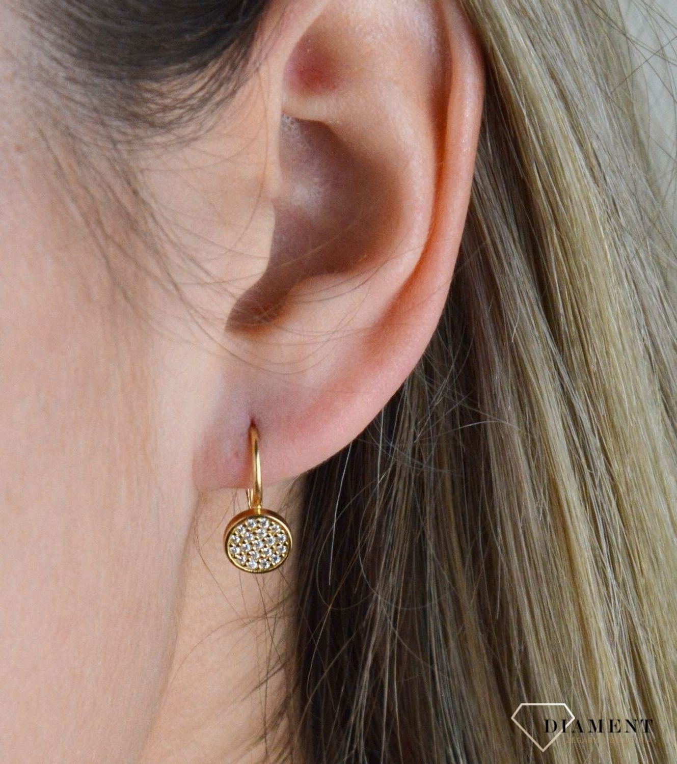 Złote kolczyki 375 kółka ozdobione cyrkonią DIA-KLC-7774-375. Złote kolczyki wykonane ze złota próby 375. Blask cyrkonii idealnie komponuje się z kolorem szlachetnego kruszcu, stanowiąc subtelne dopełnienie biżuterii. Idealne.jpg