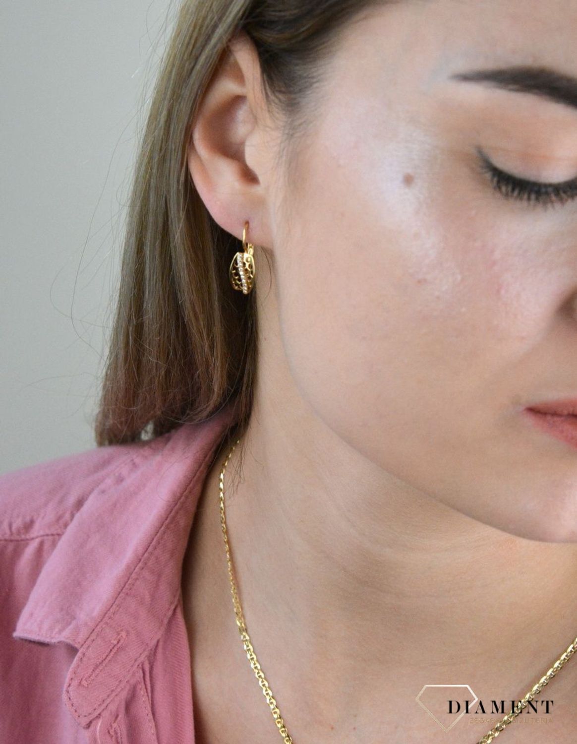 Złote kolczyki 375 ażurowe z drobnymi cyrkoniami DIA-KLC-7775-375. Cudowne, błyszczące idealnie wykończone złote kolczyki. Kolczyki z wygodnym zapięciem bigiel angielski- bardzo wygodne i klasyczne zapięcie. Kolczyki można poł.jpg