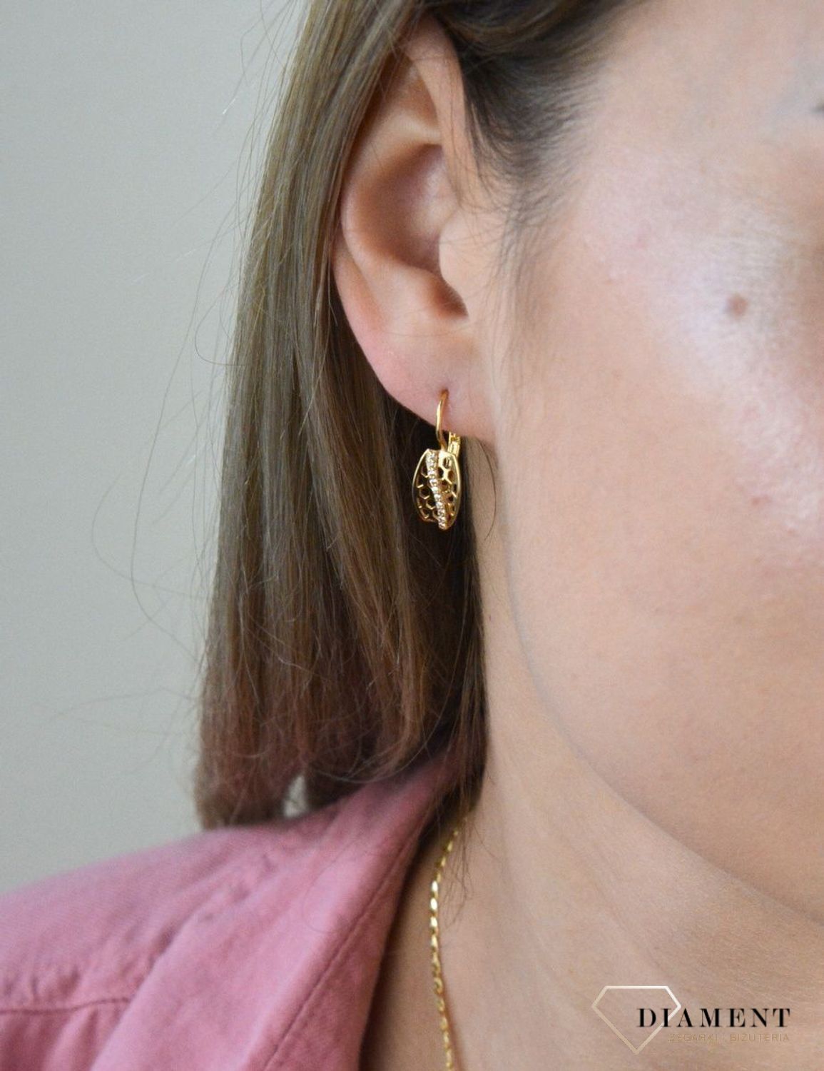 Złote kolczyki 375 ażurowe z drobnymi cyrkoniami DIA-KLC-7775-375. Cudowne, błyszczące idealnie wykończone złote kolczyki. Kolczyki z wygodnym zapięciem bigiel angielski- bardzo wygodne i klasyczne zapięcie. Kolczyki można poł.jpg