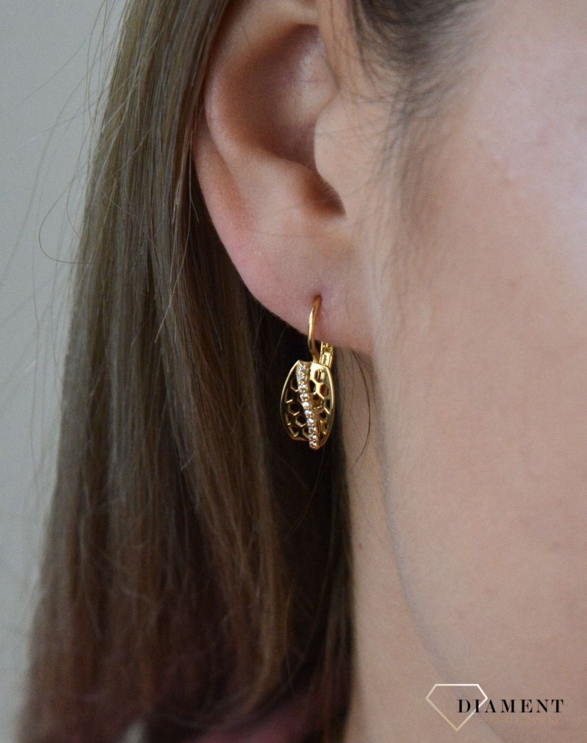 Złote kolczyki 375 ażurowe z drobnymi cyrkoniami DIA-KLC-7775-375. Cudowne, błyszczące idealnie wykończone złote kolczyki. Kolczyki z wygodnym zapięciem bigiel angielski- bardzo wygodne i klasyczne zapięcie. Kolczyki można poł.jpg