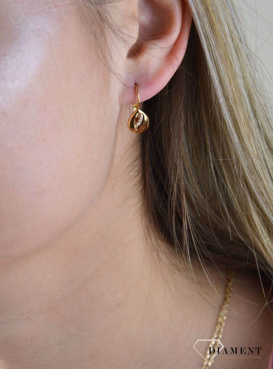 Złote kolczyki 375 wiszące łezki z cyrkoniami DIA-KLC-7776-375. Kolczyki z wygodnym zapięciem bigiel angielski- bardzo wygodne i klasyczne zapięcie. Kolczyki można połączyć z pozostała biżuterią i stworzyć modne sety. Kolczyki.jpg