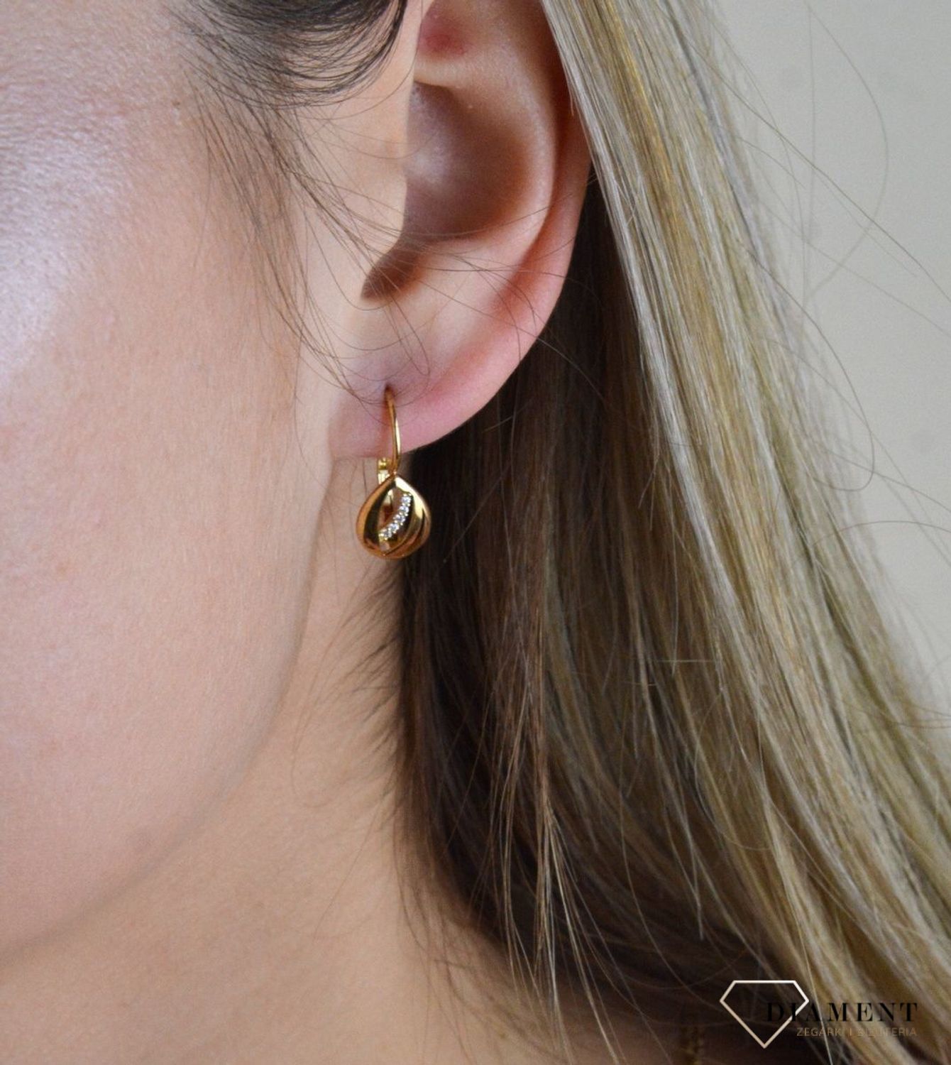 Złote kolczyki 375 wiszące łezki z cyrkoniami DIA-KLC-7776-375. Kolczyki z wygodnym zapięciem bigiel angielski- bardzo wygodne i klasyczne zapięcie. Kolczyki można połączyć z pozostała biżuterią i stworzyć modne sety. Kolczyki.jpg
