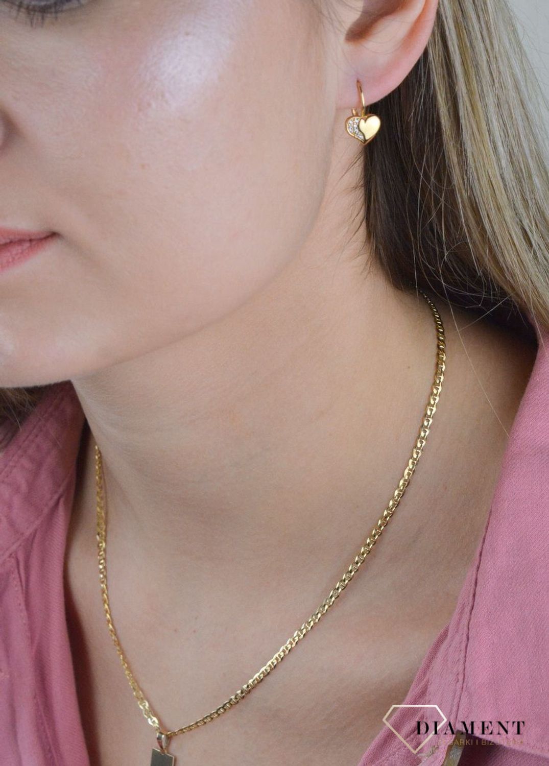 Złote kolczyki 375 wiszące serduszka DIA-KLC-7777-375. Kolczyki w minimalistycznym stylu, wpisujące się w obecne trendy modowe. Delikatna forma, najwyższej jakości złota to idealne uzupełnienie eleganckich stylizacji. Cudowne.jpg