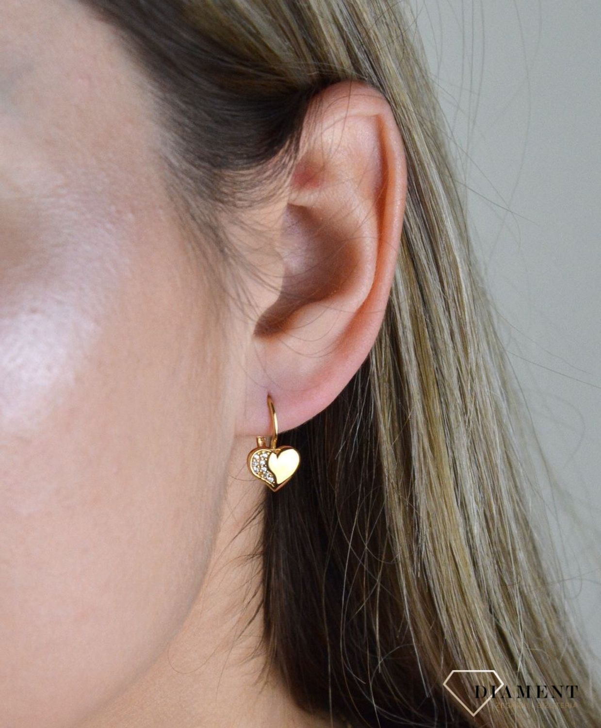 Złote kolczyki 375 wiszące serduszka DIA-KLC-7777-375. Kolczyki w minimalistycznym stylu, wpisujące się w obecne trendy modowe. Delikatna forma, najwyższej jakości złota to idealne uzupełnienie eleganckich stylizacji. Cudowne.jpg
