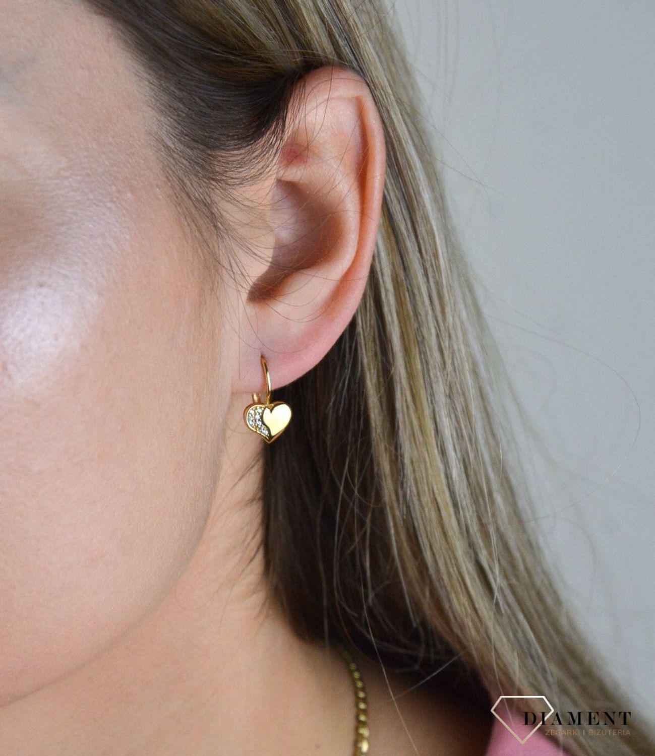 Złote kolczyki 375 wiszące serduszka DIA-KLC-7777-375. Kolczyki w minimalistycznym stylu, wpisujące się w obecne trendy modowe. Delikatna forma, najwyższej jakości złota to idealne uzupełnienie eleganckich stylizacji. Cudowne.jpg