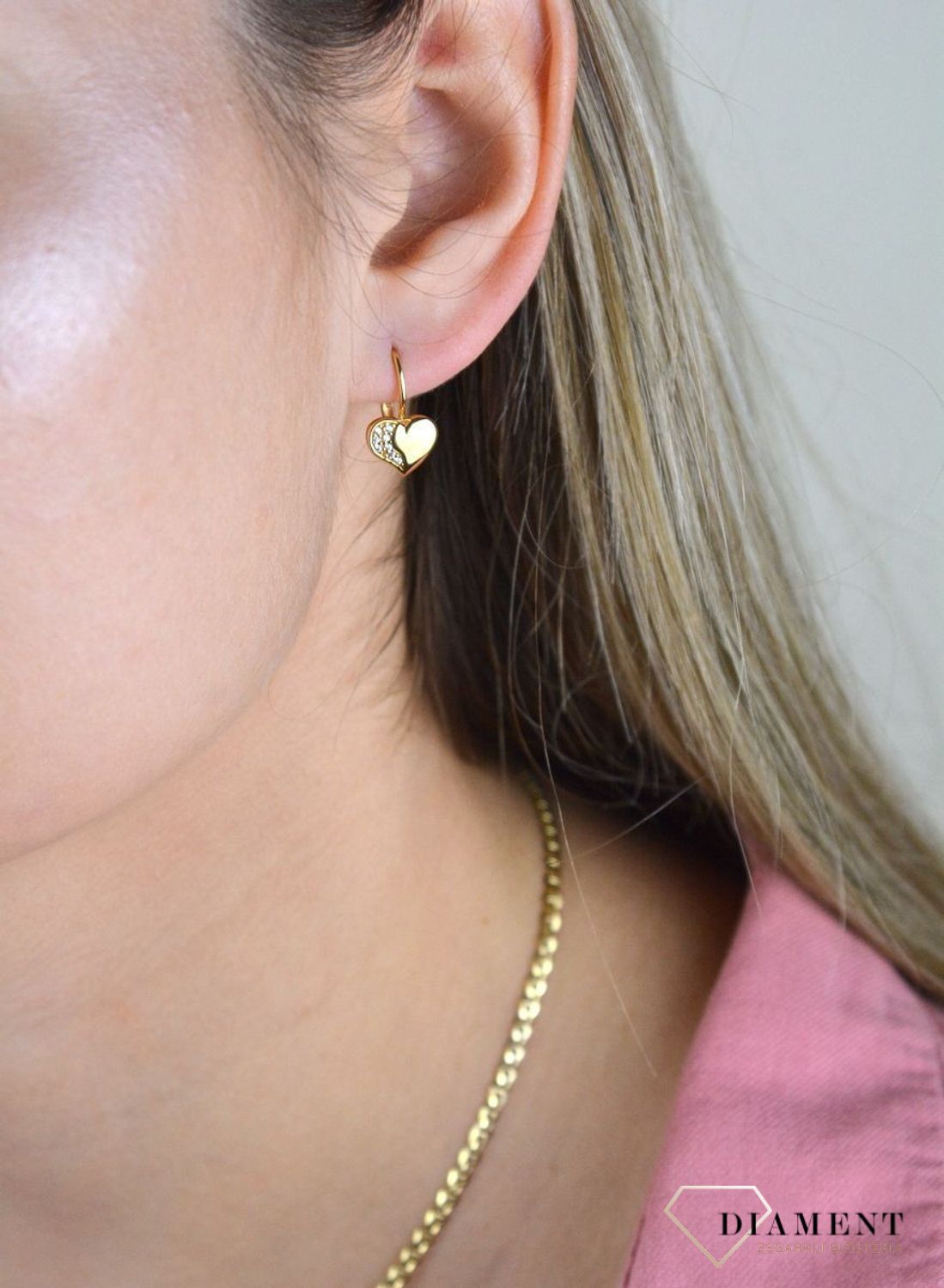 Złote kolczyki 375 wiszące serduszka DIA-KLC-7777-375. Kolczyki w minimalistycznym stylu, wpisujące się w obecne trendy modowe. Delikatna forma, najwyższej jakości złota to idealne uzupełnienie eleganckich stylizacji. Cudowne.jpg