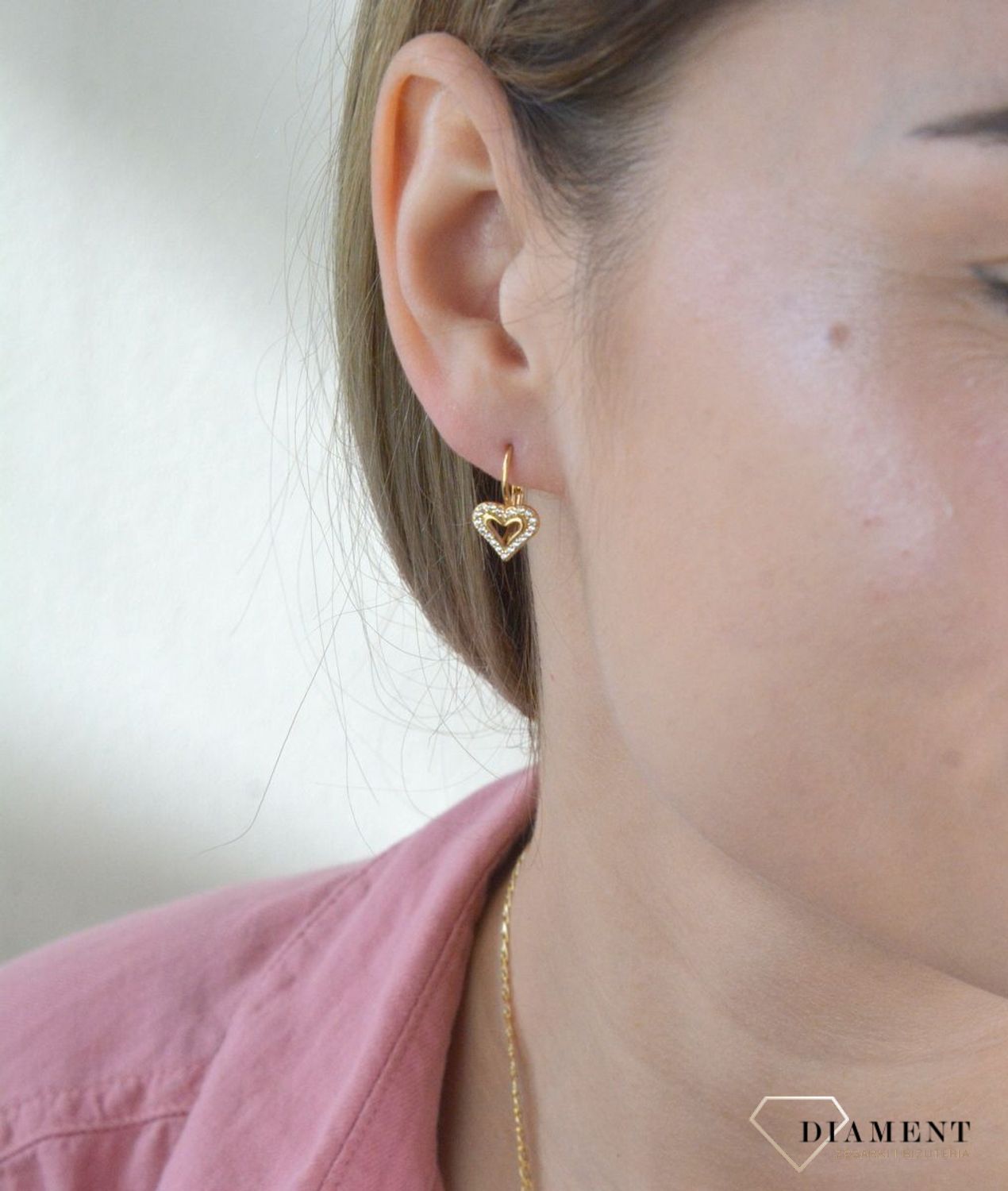 Złote kolczyki 375 wiszące serca z cyrkoniami DIA-KLC-7778-375. Delikatna forma, najwyższej jakości złota to idealne uzupełnienie eleganckich stylizacji. Cudowne, błyszczące idealnie wykończone złote kolczyki. Kolczyki z wygo.jpg