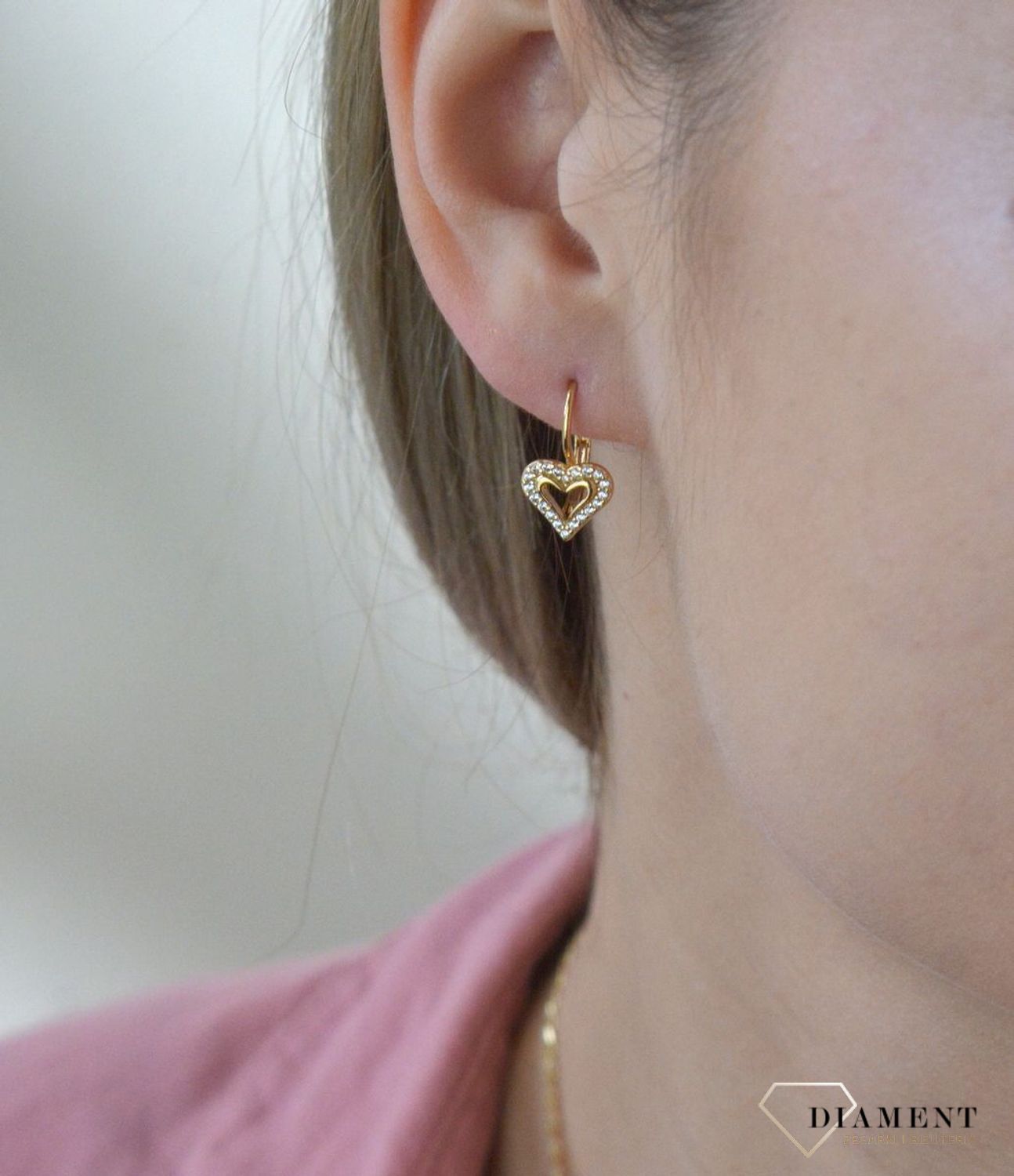 Złote kolczyki 375 wiszące serca z cyrkoniami DIA-KLC-7778-375. Delikatna forma, najwyższej jakości złota to idealne uzupełnienie eleganckich stylizacji. Cudowne, błyszczące idealnie wykończone złote kolczyki. Kolczyki z wygo.jpg
