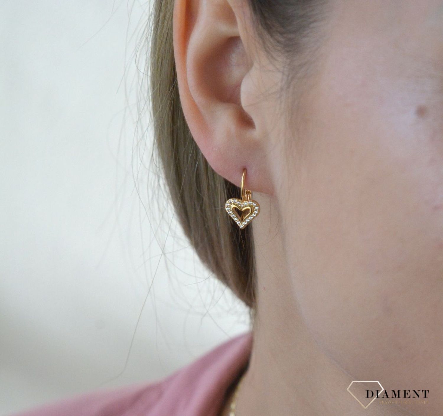 Złote kolczyki 375 wiszące serca z cyrkoniami DIA-KLC-7778-375. Delikatna forma, najwyższej jakości złota to idealne uzupełnienie eleganckich stylizacji. Cudowne, błyszczące idealnie wykończone złote kolczyki. Kolczyki z wygo.jpg