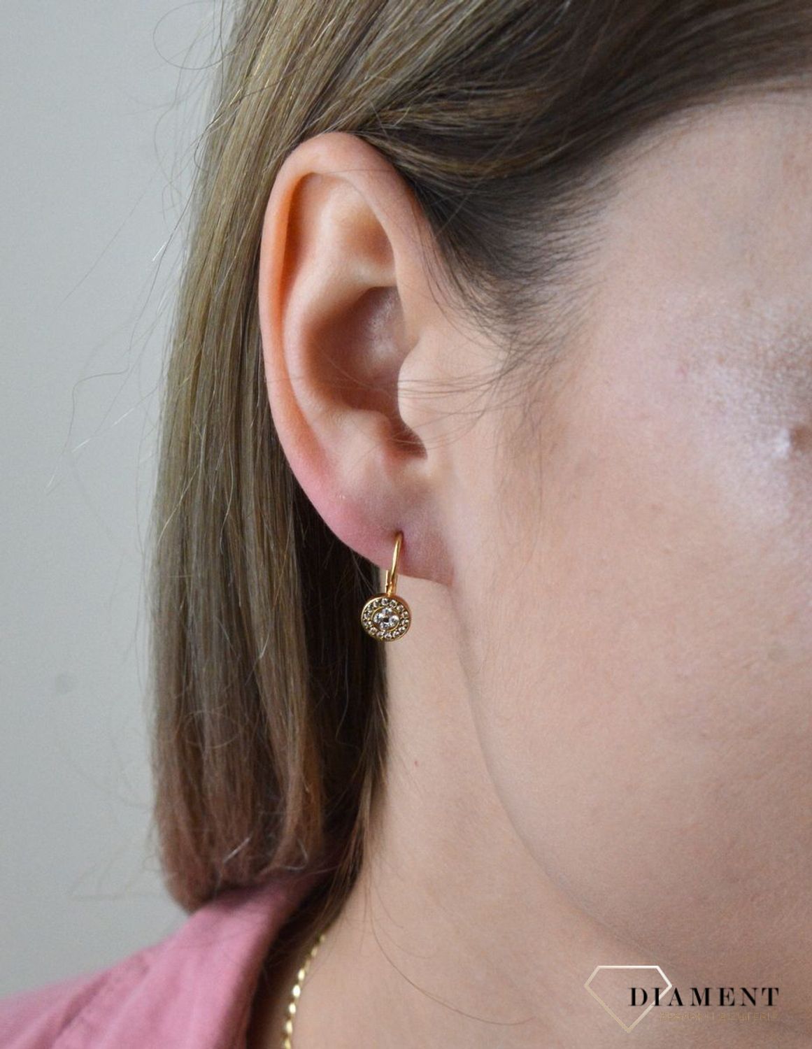 Złote kolczyki 375 wiszące kółeczka z cyrkoniami DIA-KLC-7779-375.  Złote kolczyki wykonane z najwyższej jakości żółtego złota, próba 375, waga około 1,75 gram. Kolczyki w minimalistycznym stylu, wpisujące się w obecne trendy.jpg