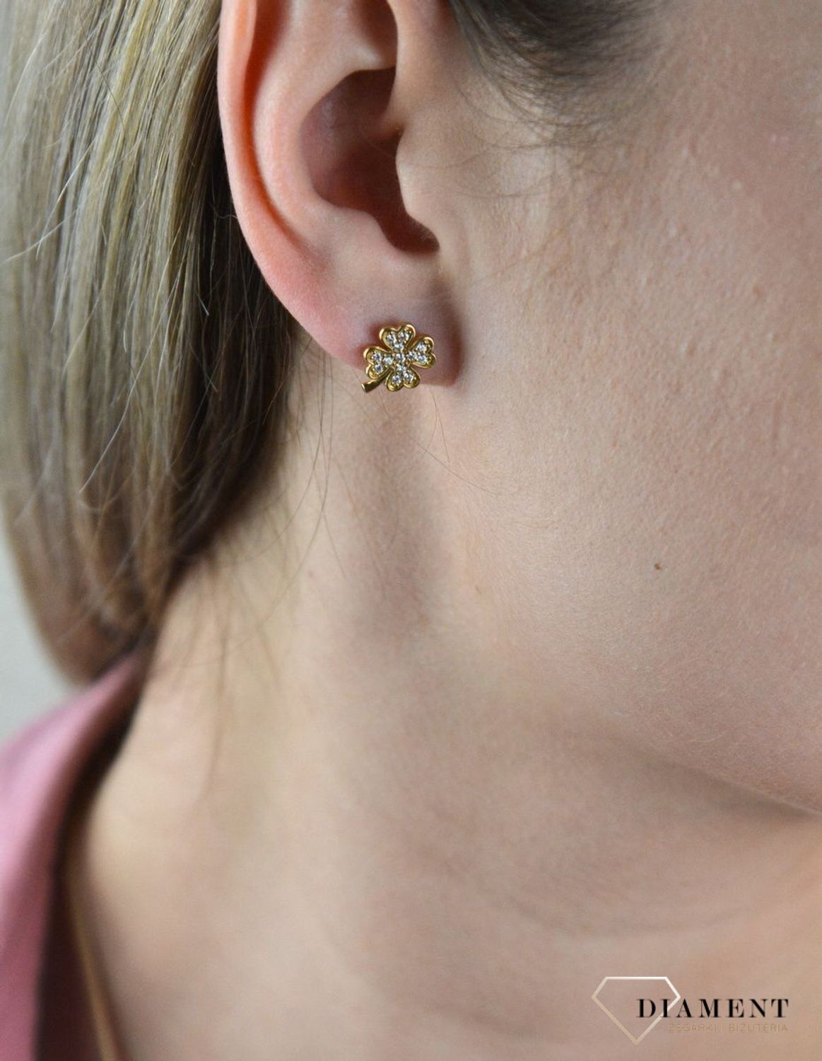 Złote kolczyki 375 koniczynki w cyrkoniach DIA-KLC-7780-375. Kolczyki pięknie sprawdzą się jako prezent i staną się pamiątką na długie lata. Kolczyki zostały wykonane z złota próba 375. Szerokość kolczyków wynosi 0,9 cm.jpg