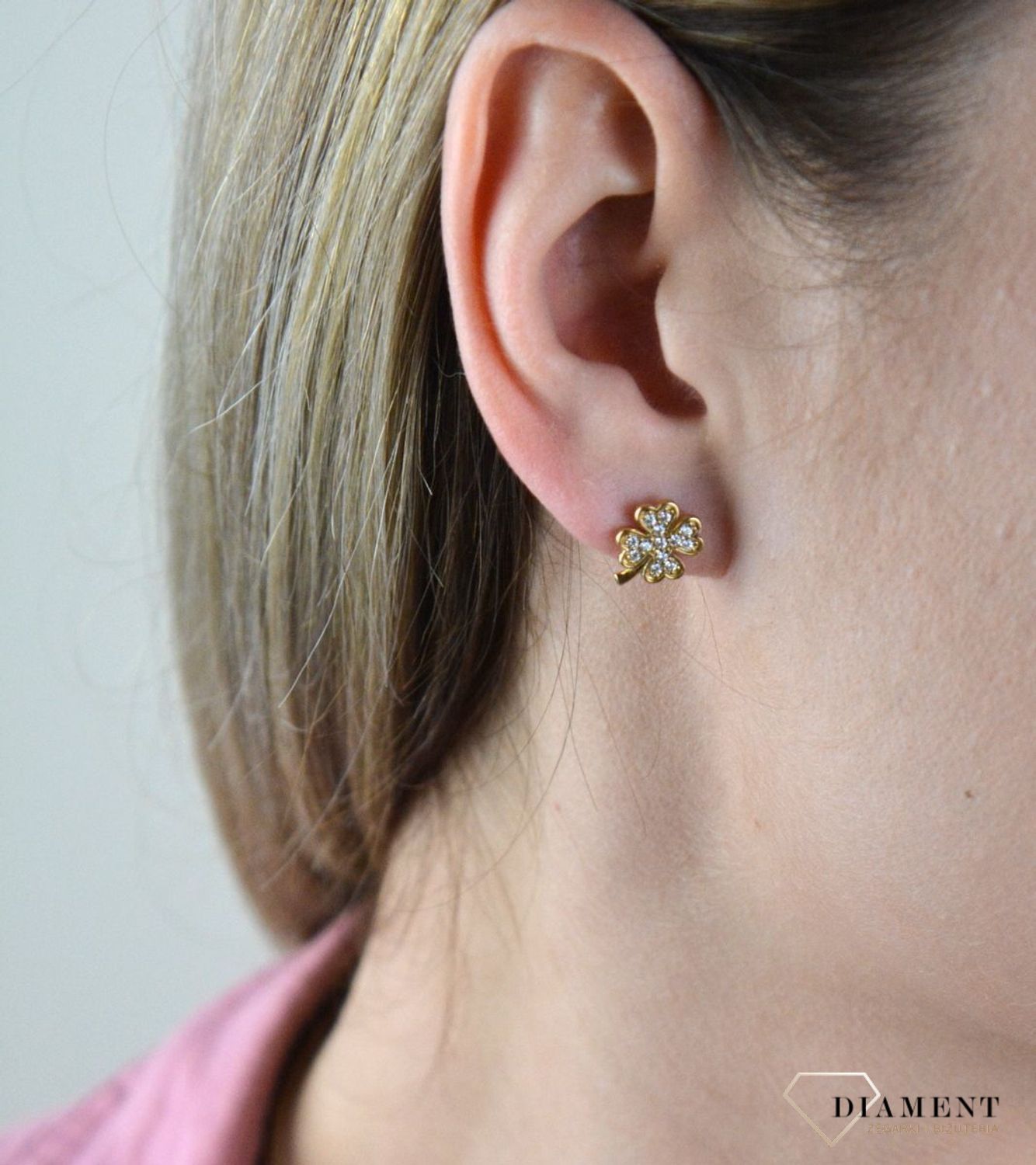Złote kolczyki 375 koniczynki w cyrkoniach DIA-KLC-7780-375. Kolczyki pięknie sprawdzą się jako prezent i staną się pamiątką na długie lata. Kolczyki zostały wykonane z złota próba 375. Szerokość kolczyków wynosi 0,9 cm.jpg