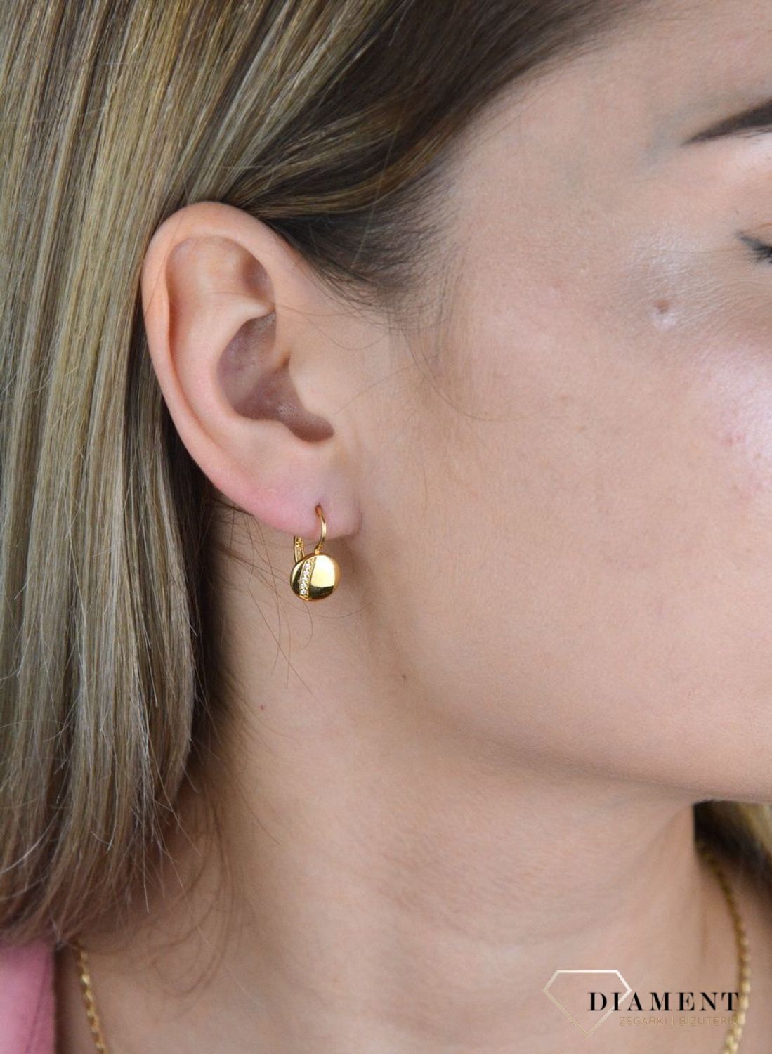 Złote kolczyki 375 wiszące pełne kółeczka z pasmem cyrkonii DIA-KLC-7781-375. Cudowne, błyszczące idealnie wykończone złote kolczyki. Kolczyki z wygodnym zapięciem bigiel angielski- bardzo wygodne i klasyczne zapięcie..jpg