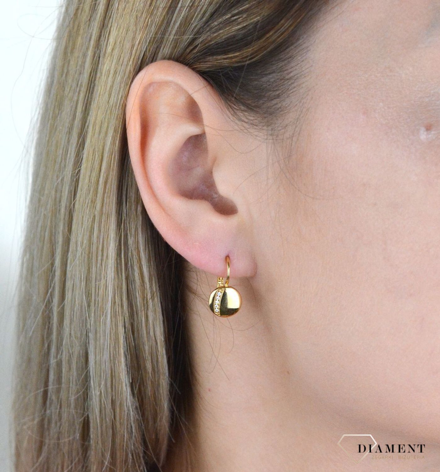 Złote kolczyki 375 wiszące pełne kółeczka z pasmem cyrkonii DIA-KLC-7781-375. Cudowne, błyszczące idealnie wykończone złote kolczyki. Kolczyki z wygodnym zapięciem bigiel angielski- bardzo wygodne i klasyczne zapięcie..jpg
