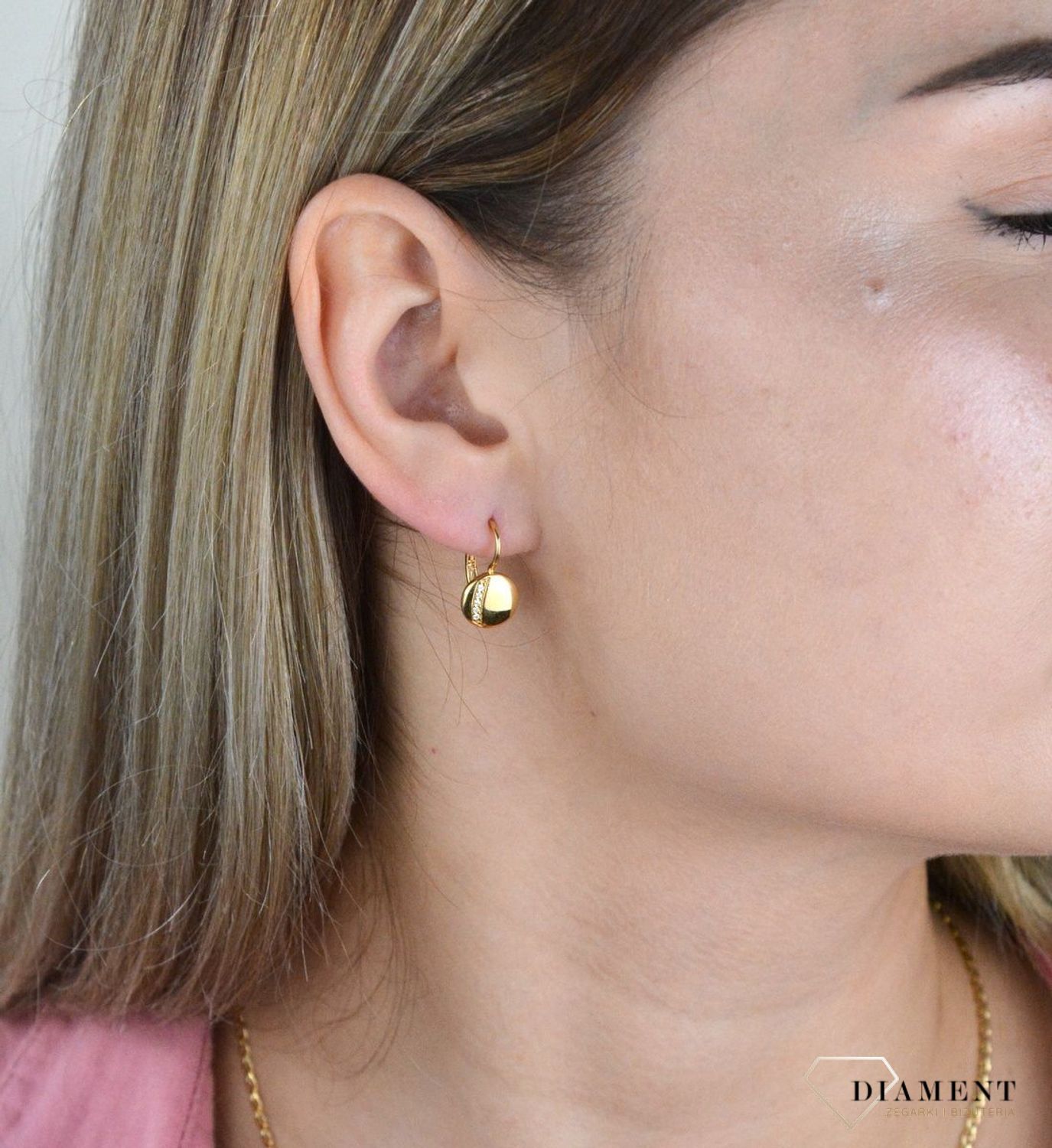 Złote kolczyki 375 wiszące pełne kółeczka z pasmem cyrkonii DIA-KLC-7781-375. Cudowne, błyszczące idealnie wykończone złote kolczyki. Kolczyki z wygodnym zapięciem bigiel angielski- bardzo wygodne i klasyczne zapięcie..jpg
