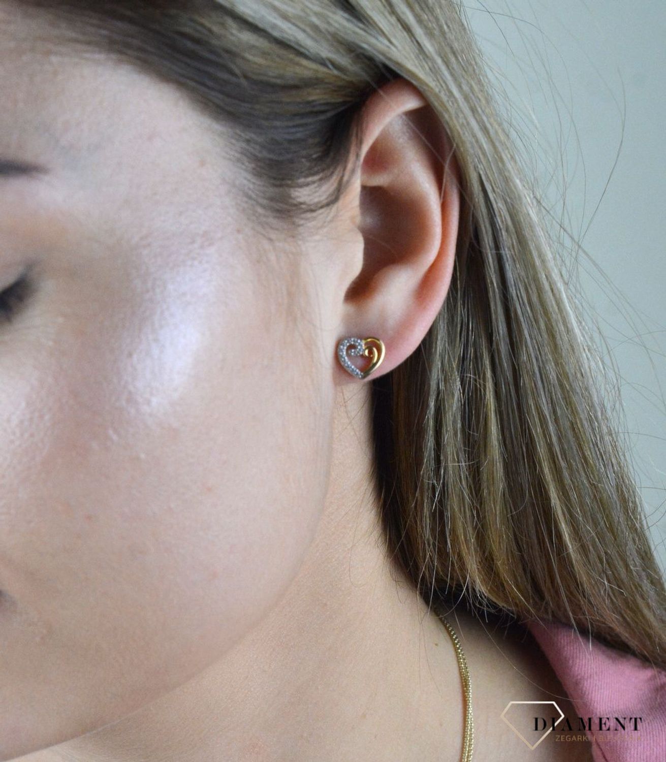 Złote kolczyki 585 serduszka w połowie wysadzone cyrkoniami DIA-KLC-7782-375.  Kolczyki pięknie sprawdzą się jako prezent i staną się pamiątką na długie lata. Kolczyki zostały wykonane z złota próba 585. Szerokość kolczyków.jpg