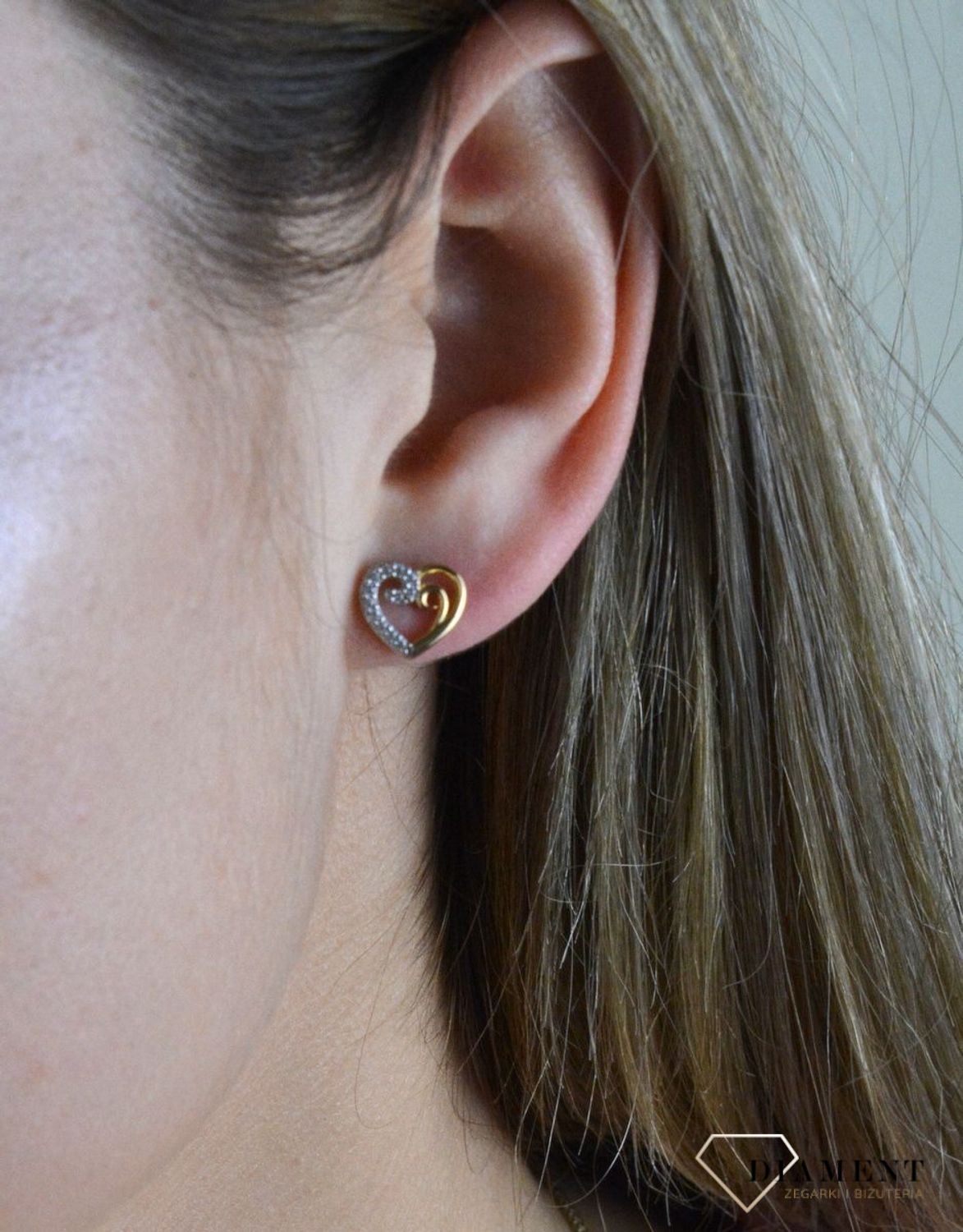 Złote kolczyki 585 serduszka w połowie wysadzone cyrkoniami DIA-KLC-7782-375.  Kolczyki pięknie sprawdzą się jako prezent i staną się pamiątką na długie lata. Kolczyki zostały wykonane z złota próba 585. Szerokość kolczyków.jpg