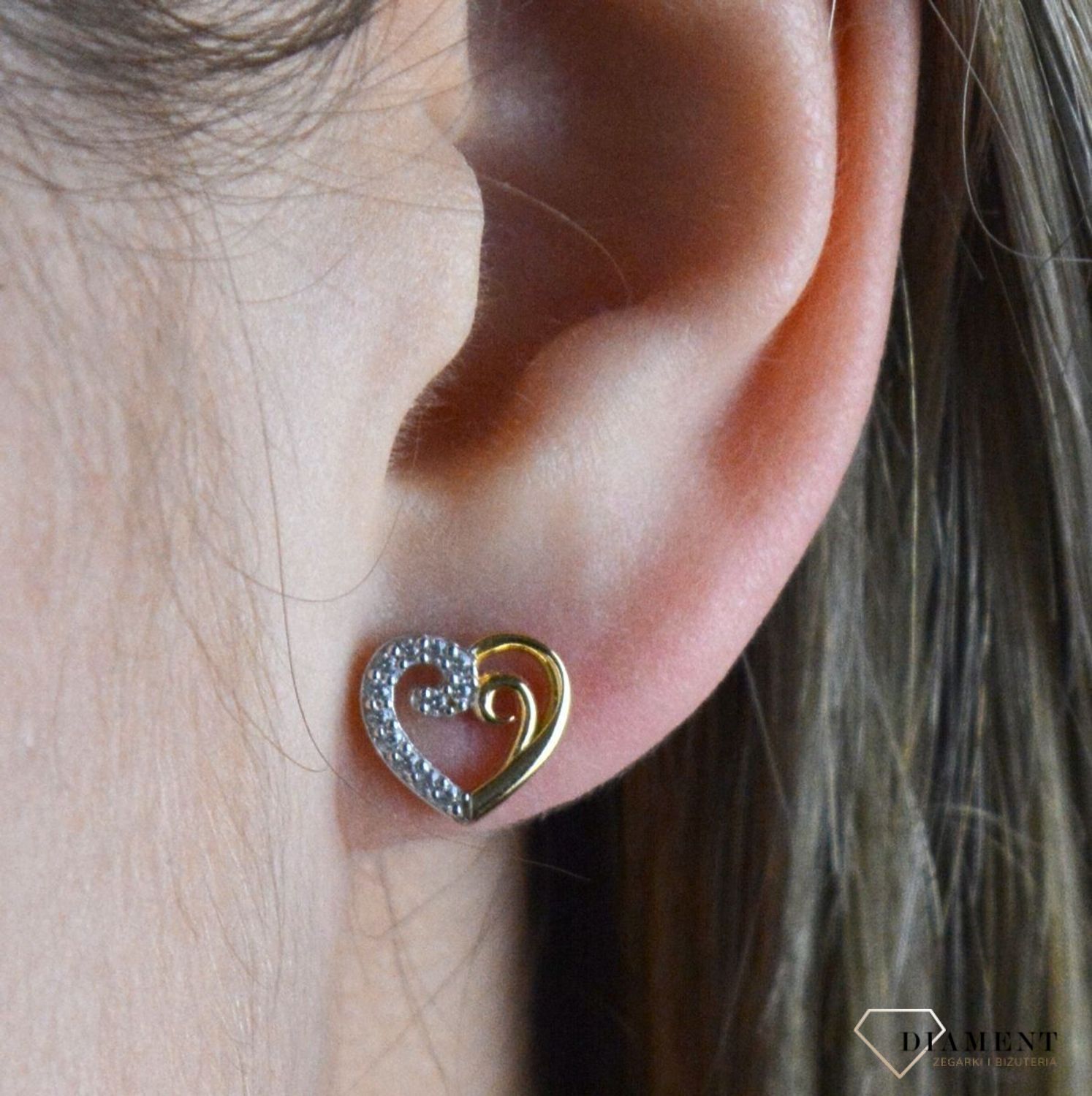 Złote kolczyki 585 serduszka w połowie wysadzone cyrkoniami DIA-KLC-7782-375.  Kolczyki pięknie sprawdzą się jako prezent i staną się pamiątką na długie lata. Kolczyki zostały wykonane z złota próba 585. Szerokość kolczyków.jpg